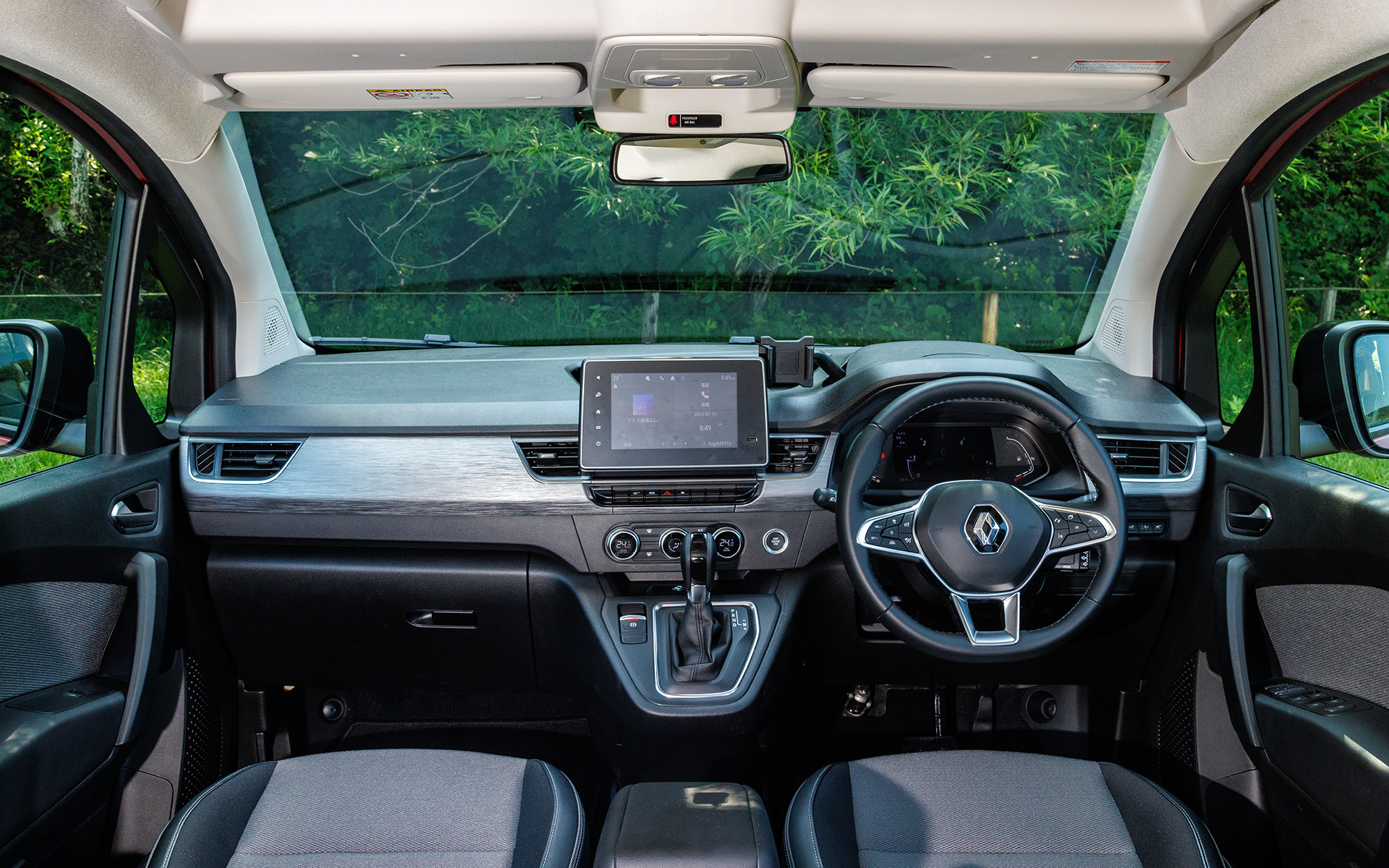 装備も充実、荷物車の雰囲気は皆無となった内装