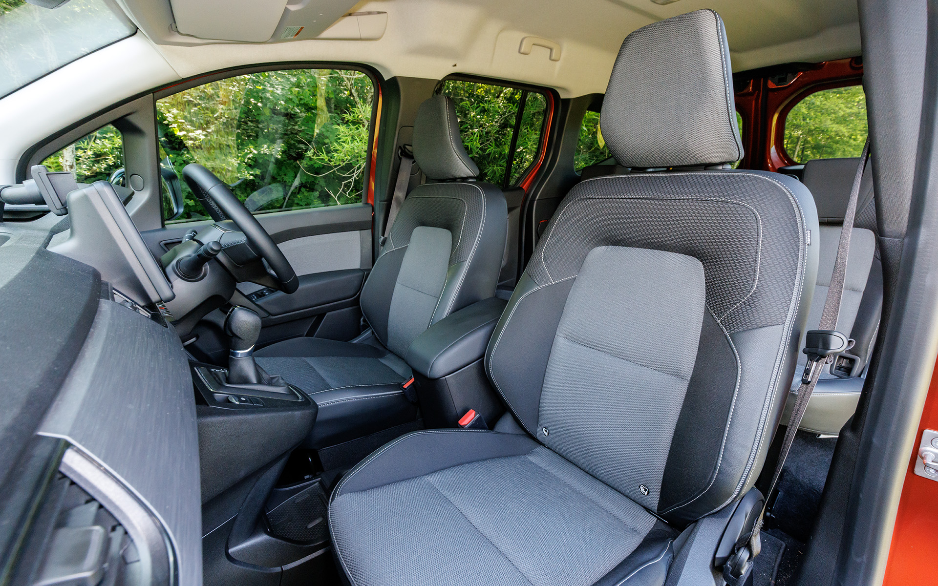 シートの厚みもたっぷりとあり、どの席でも座り心地がよい