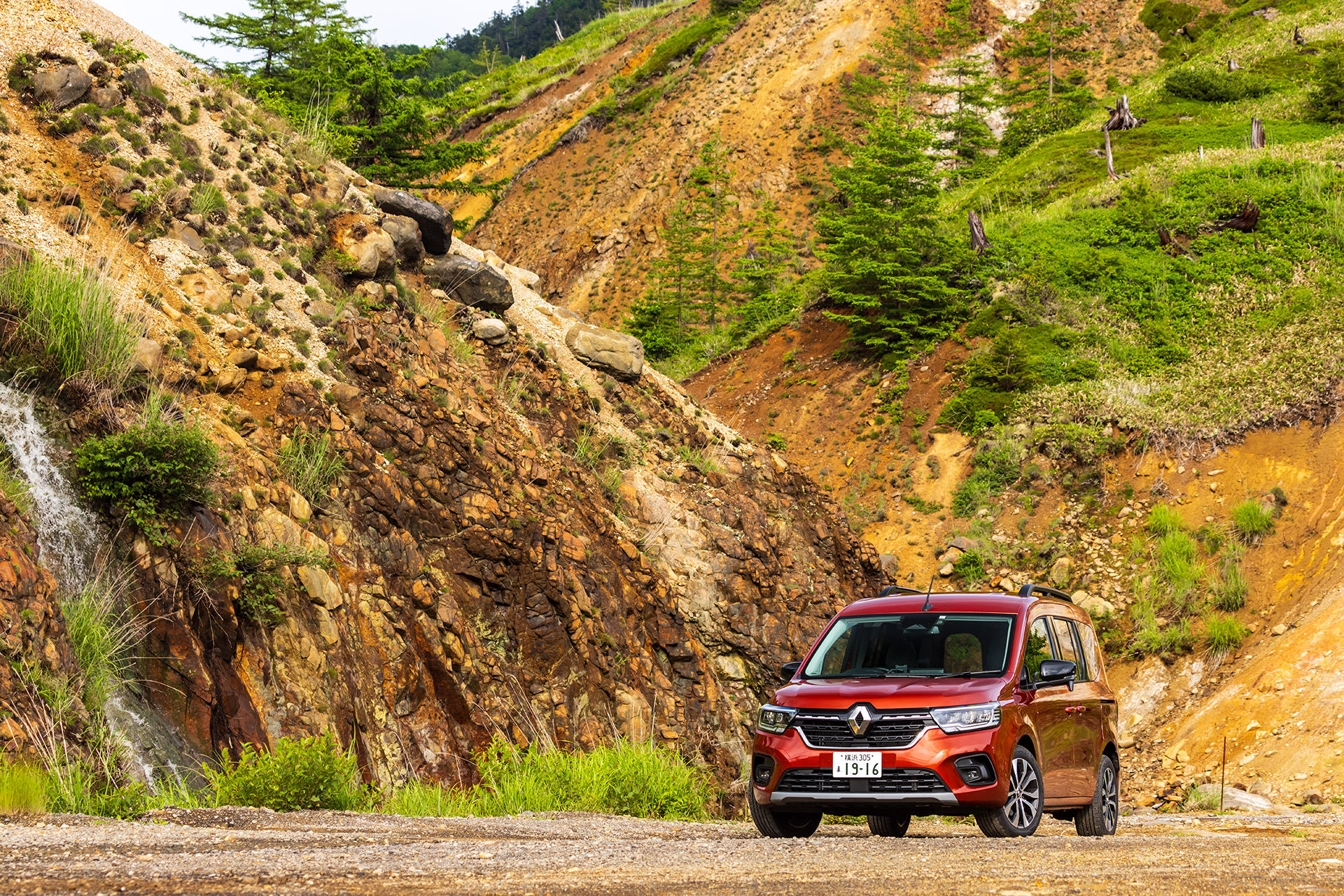 岩が露出した山肌に、ブラウン テラコッタMのボディカラーは溶け込む