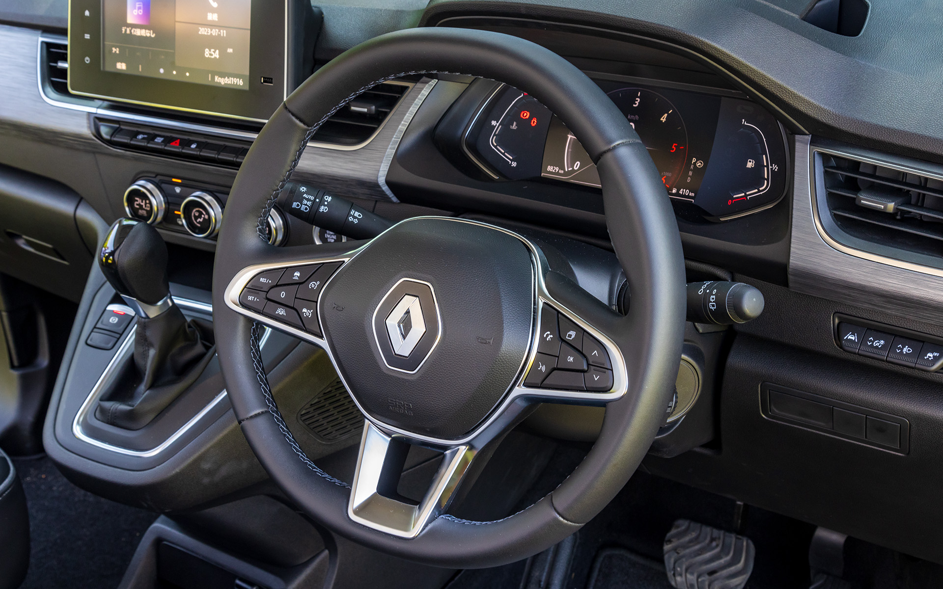 シャープさとナチュラルさがちょうどよくミックスされたルノーのステアリングフィールで快適なドライブ