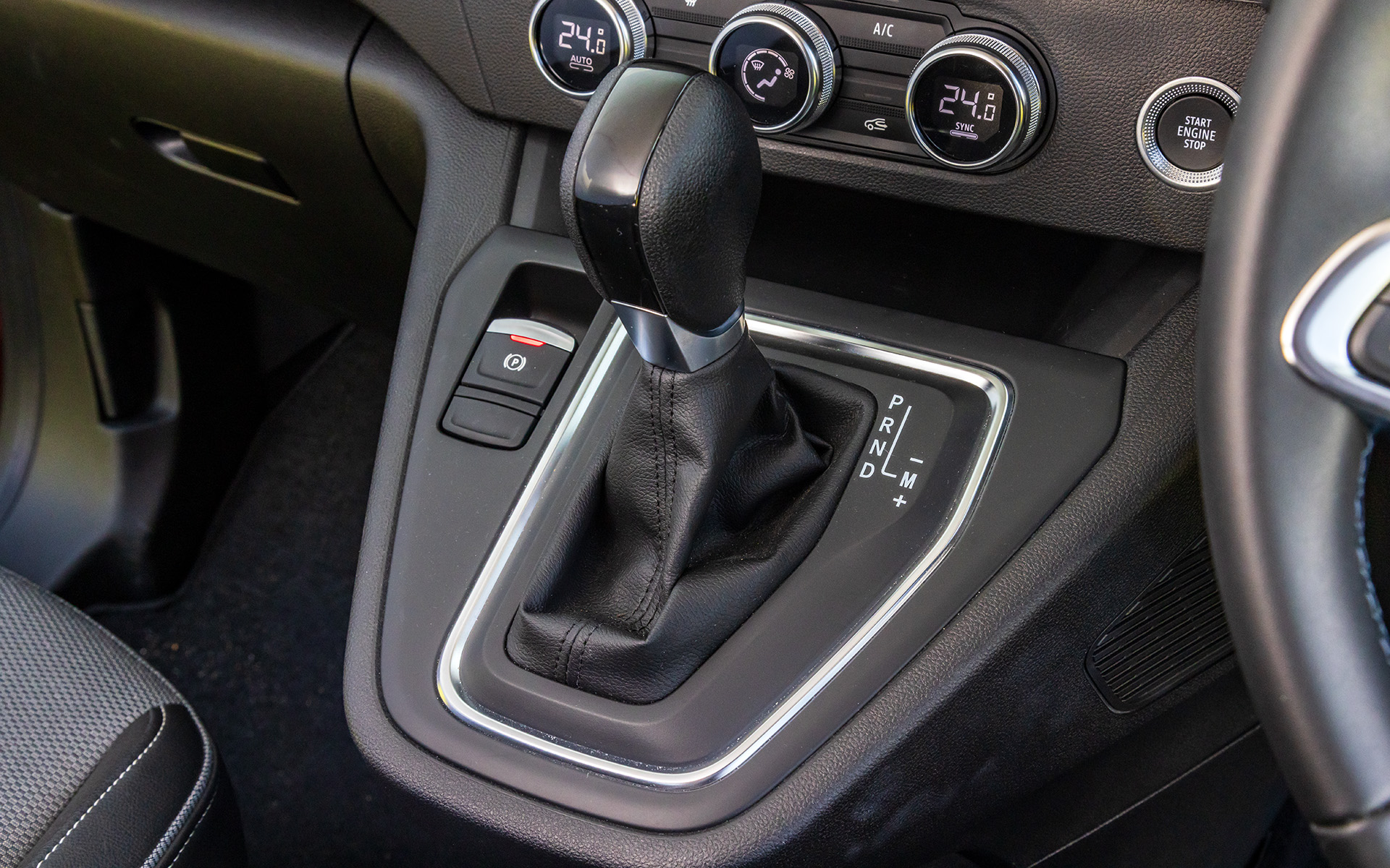 シフトレバーをDポジションから右に倒すとMTモードになる