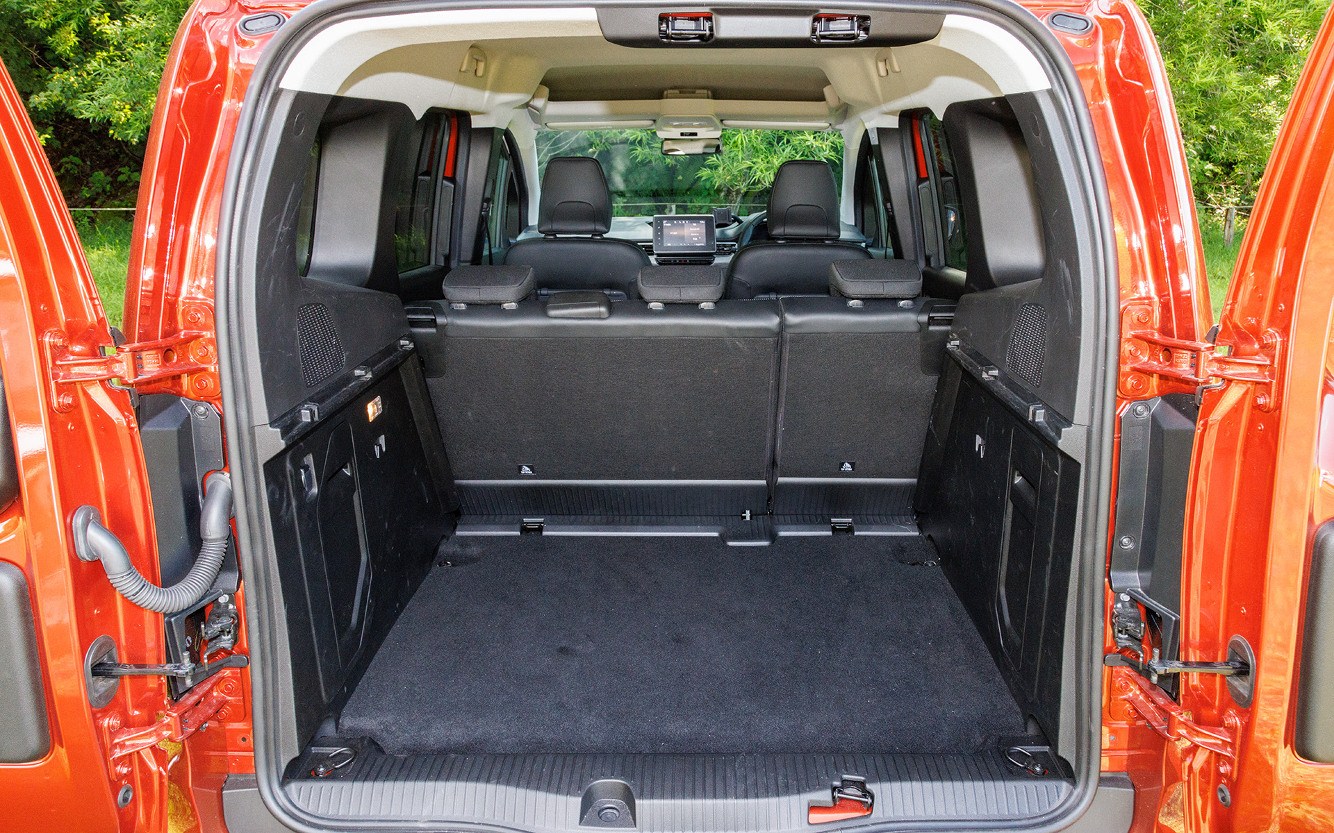 通常時だと775Lのラゲッジは、リアシートを倒すと2800Lに拡大