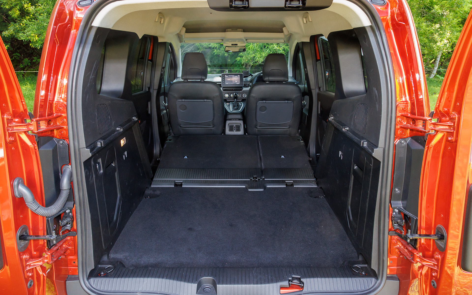 通常時だと775Lのラゲッジは、リアシートを倒すと2800Lに拡大