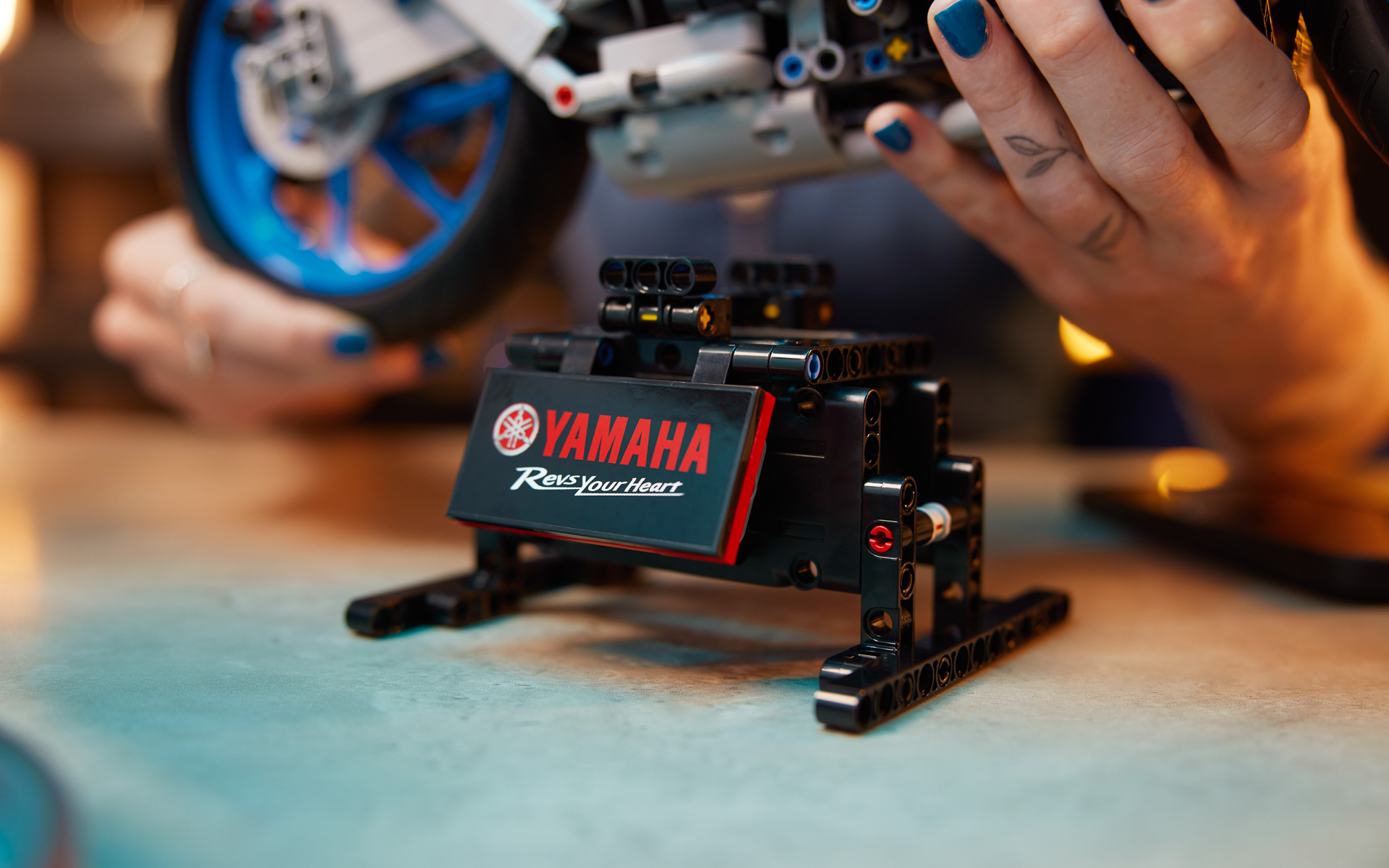 専用スタンドも付属する