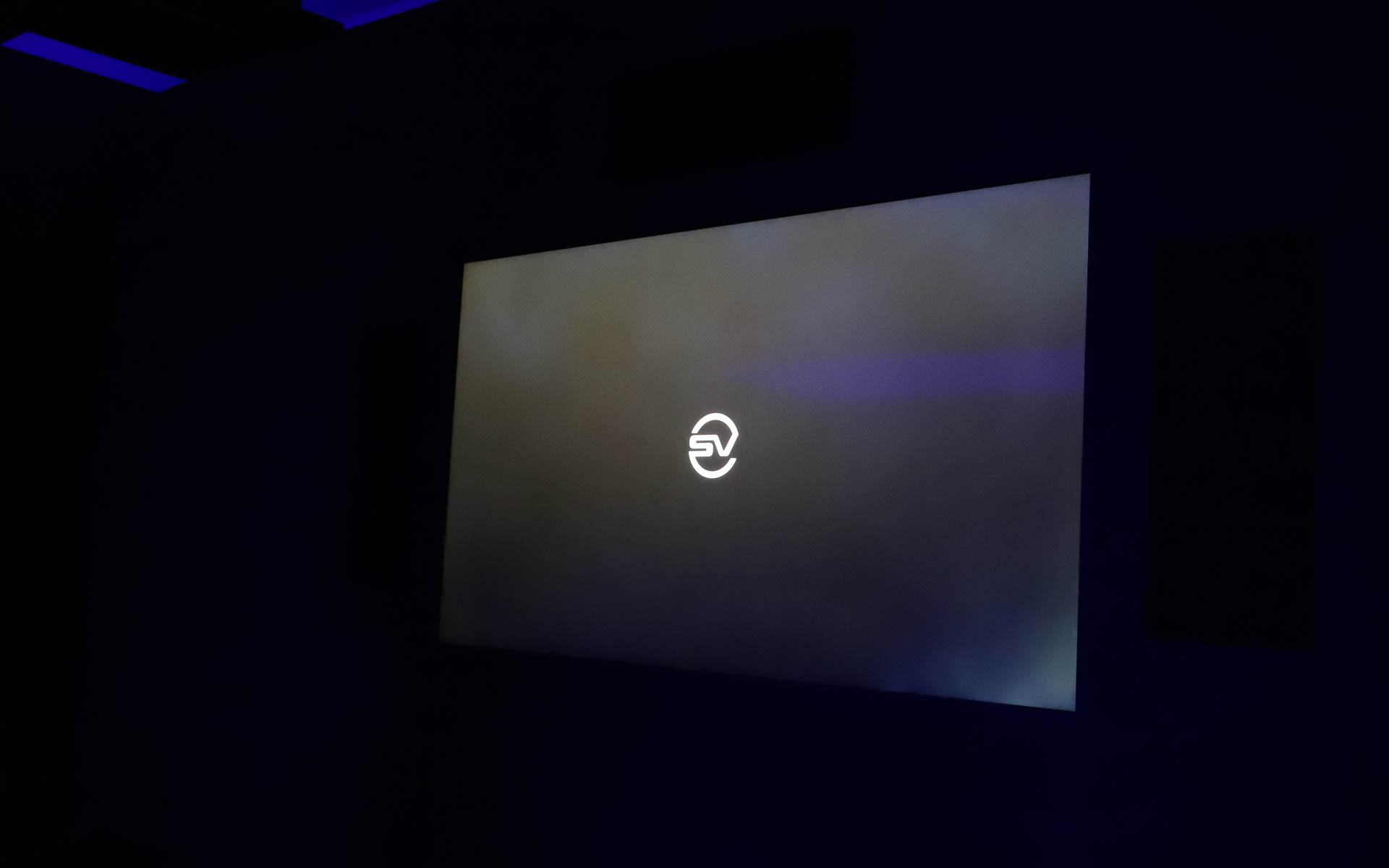 まずはレンジローバー スポーツ SVの特徴を紹介するプロモーションビデオを視聴