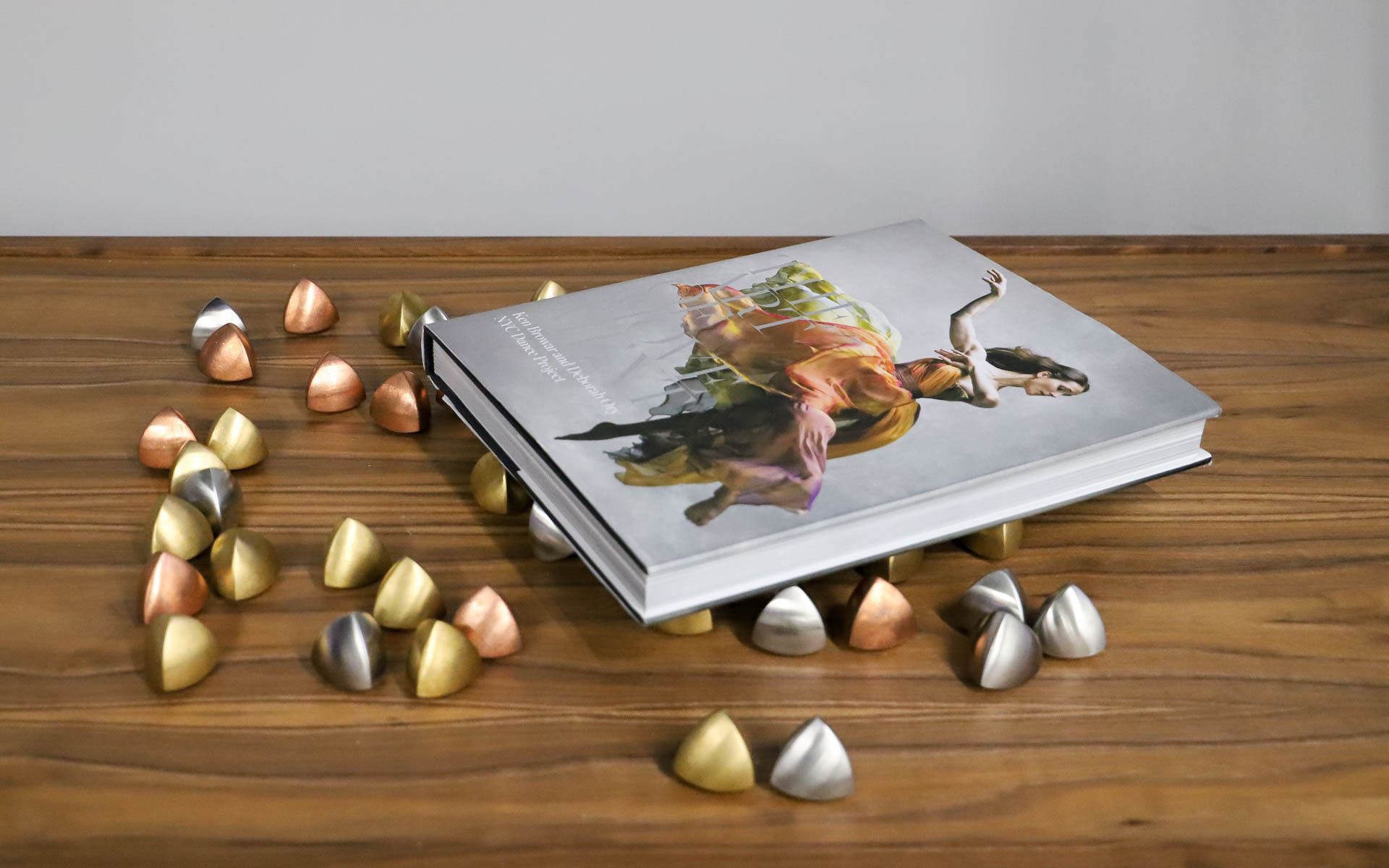 本を動かすと水平のスムーズな動きを体感できるパート