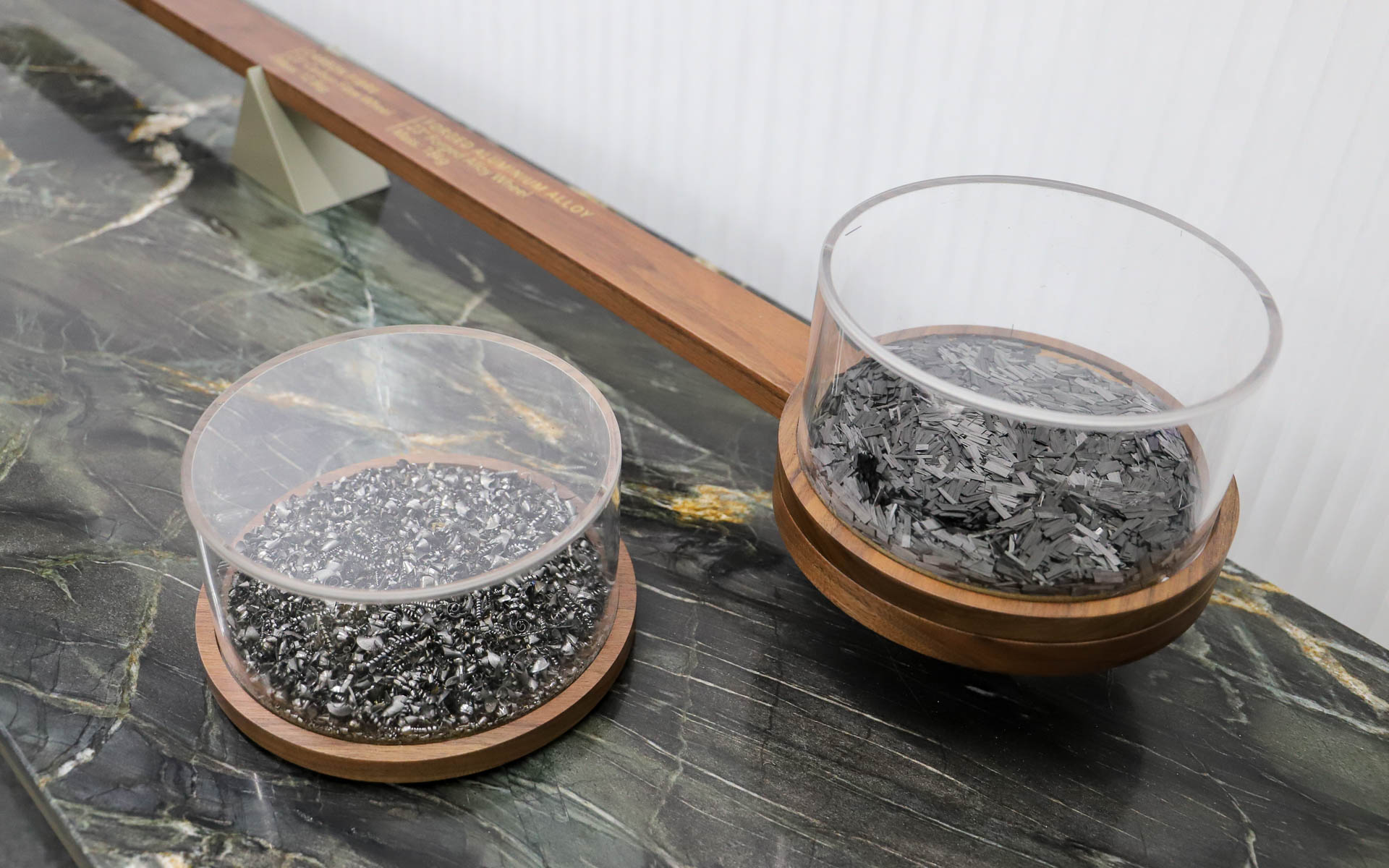 カーボンとアルミの重さの違いを体感できるパート。カーボンを乗せると天秤は釣り合うが、アルミを乗せると傾いてしまう