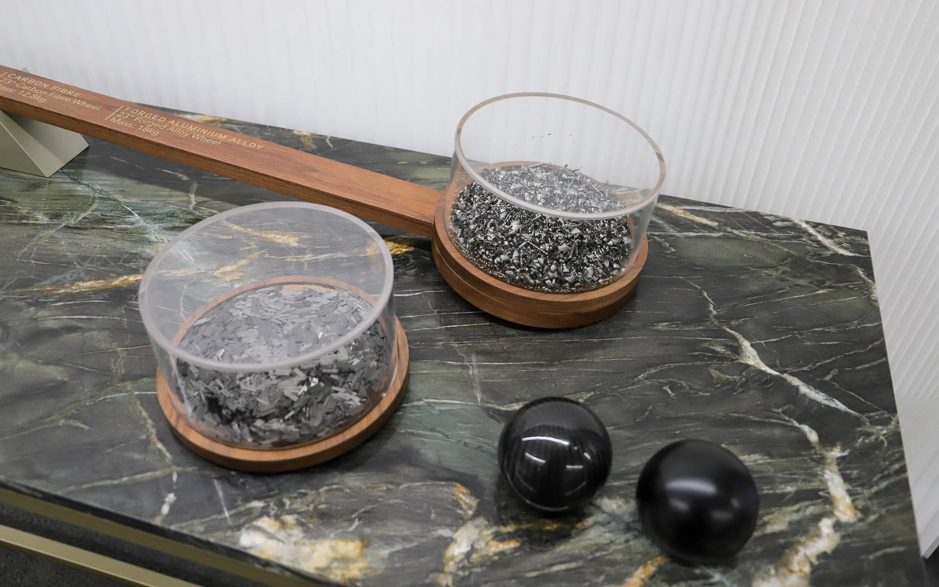 カーボンとアルミの重さの違いを体感できるパート。カーボンを乗せると天秤は釣り合うが、アルミを乗せると傾いてしまう