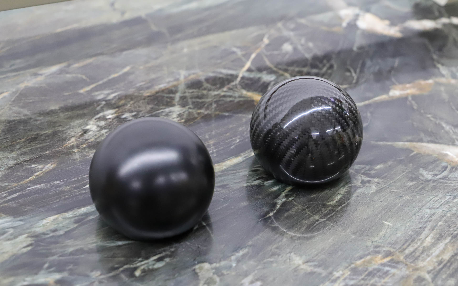 同じサイズなのに重さがまったく違う