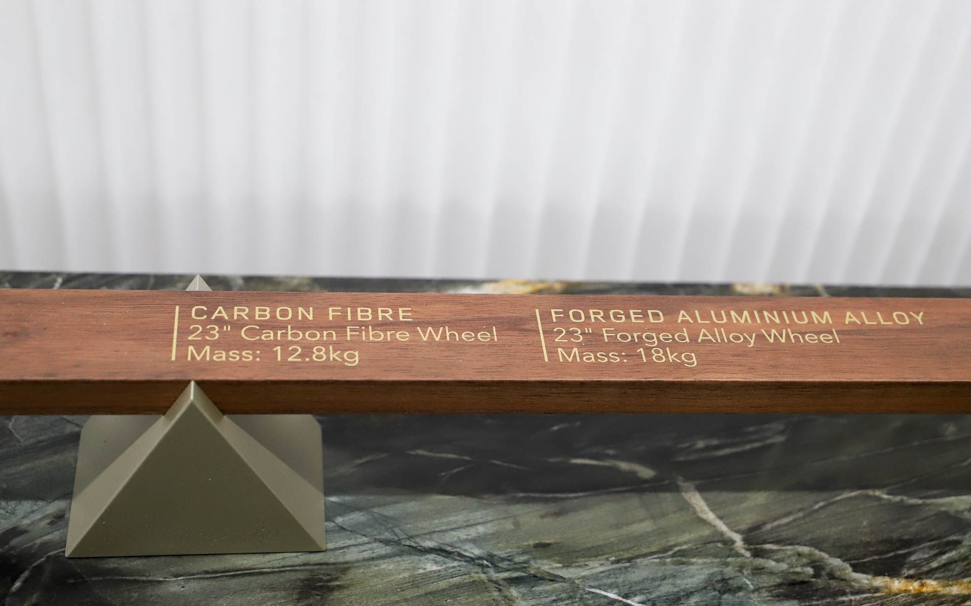 アルミホイールとカーボンホイールを比べると、カーボンホイールは約6kgの重さを削減できる