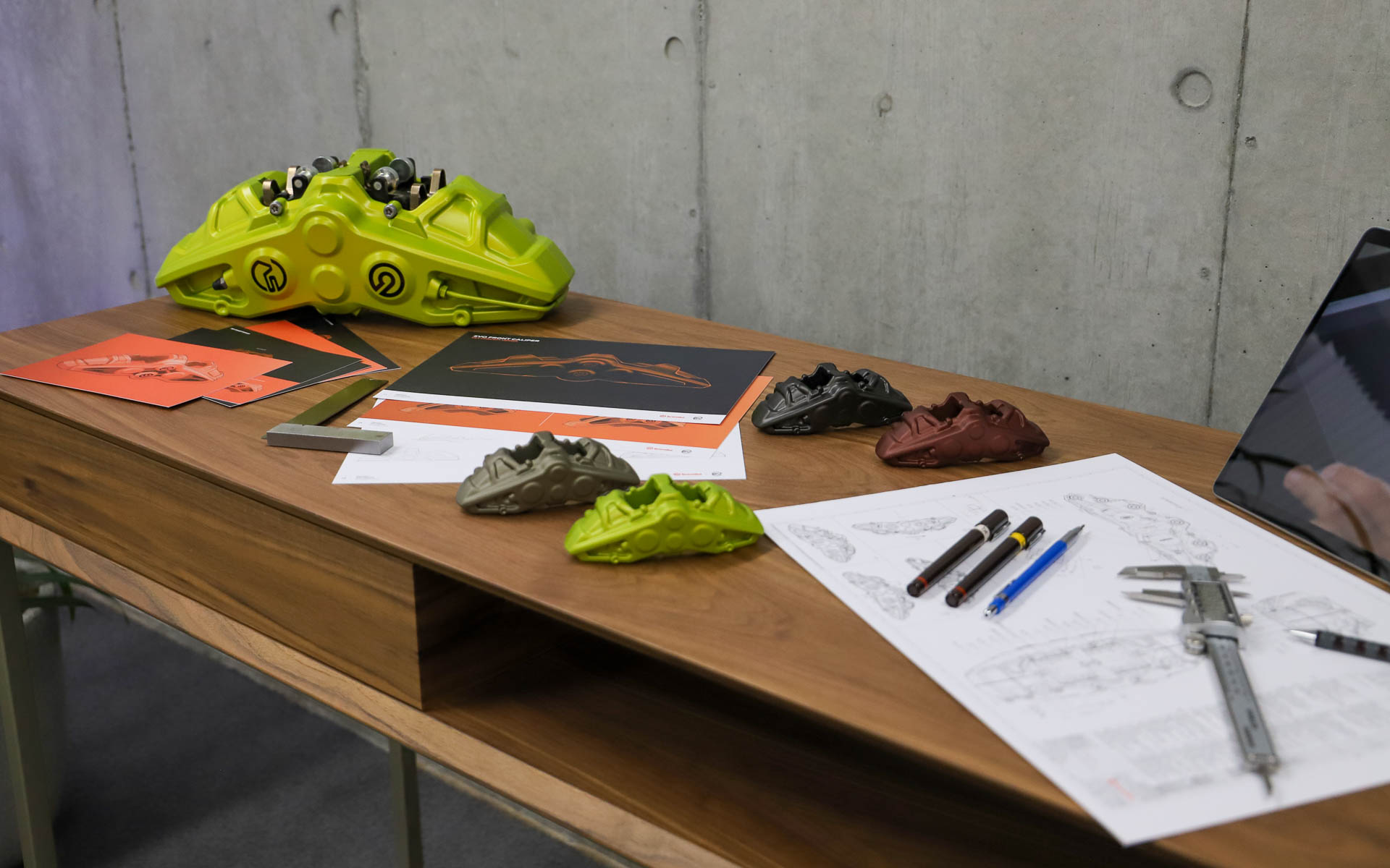 ブレンボ製キャリパーの色を確認できるパート