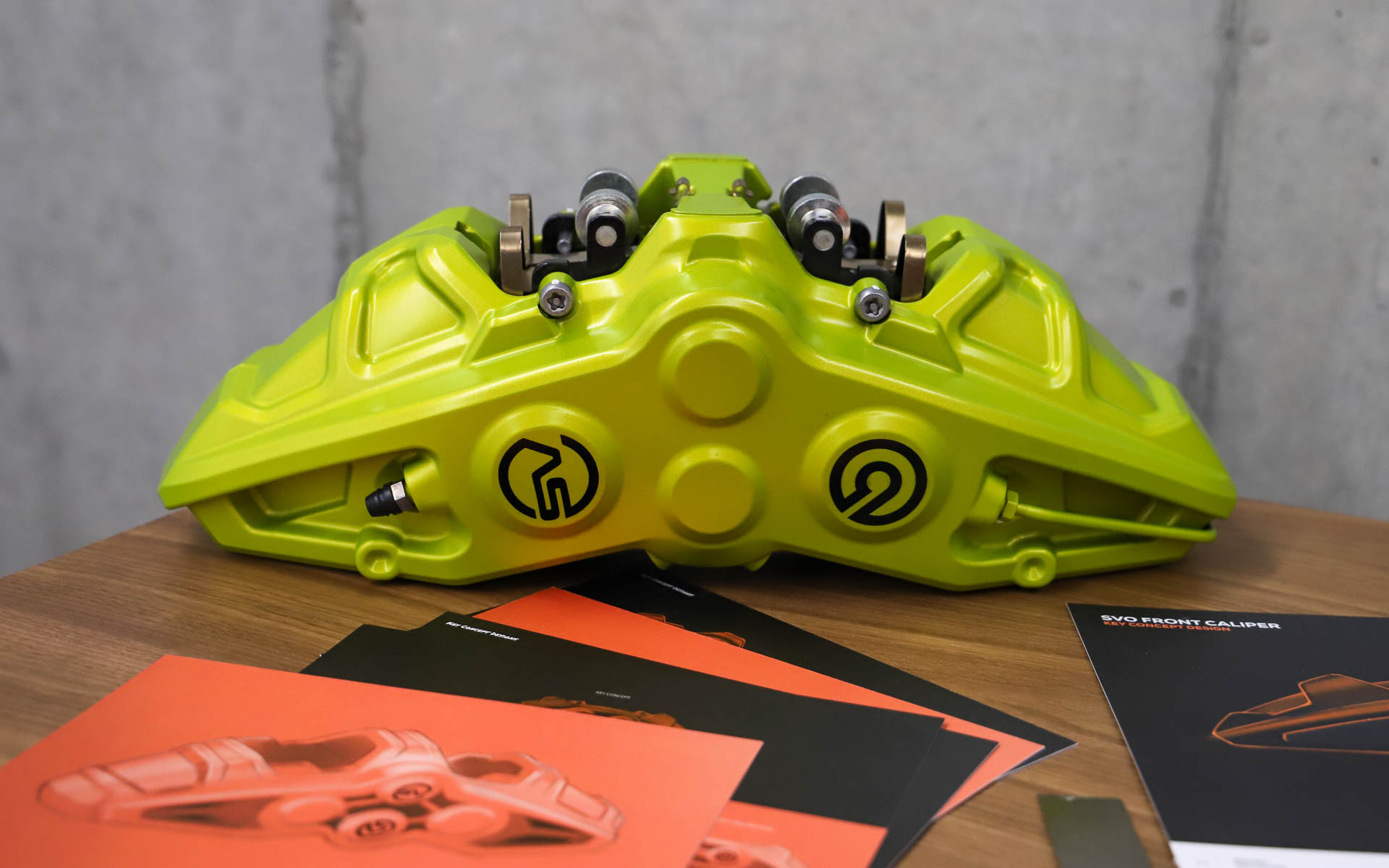 8ピストンキャリパーを実際に持てる