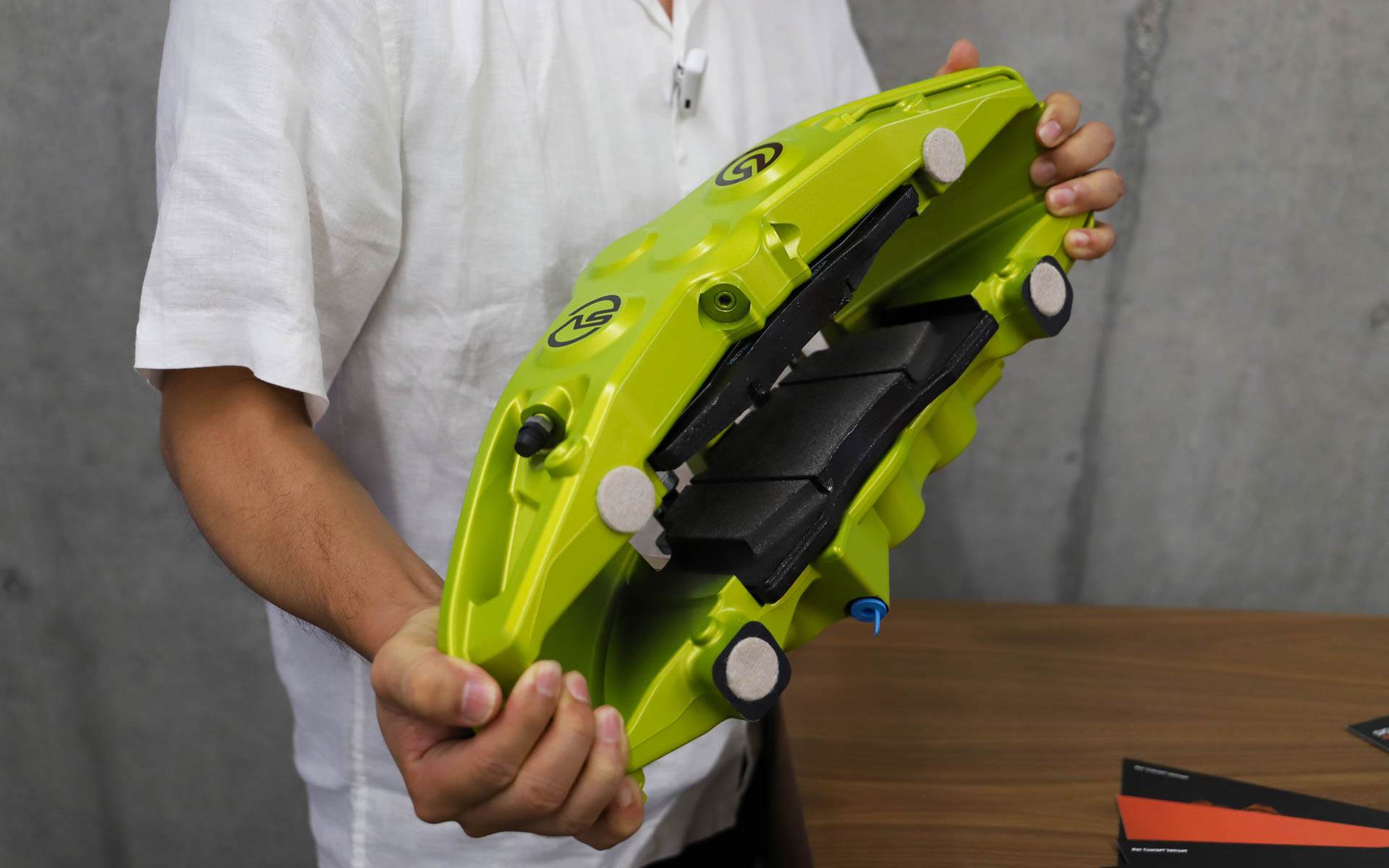 8ピストンキャリパーを実際に持てる