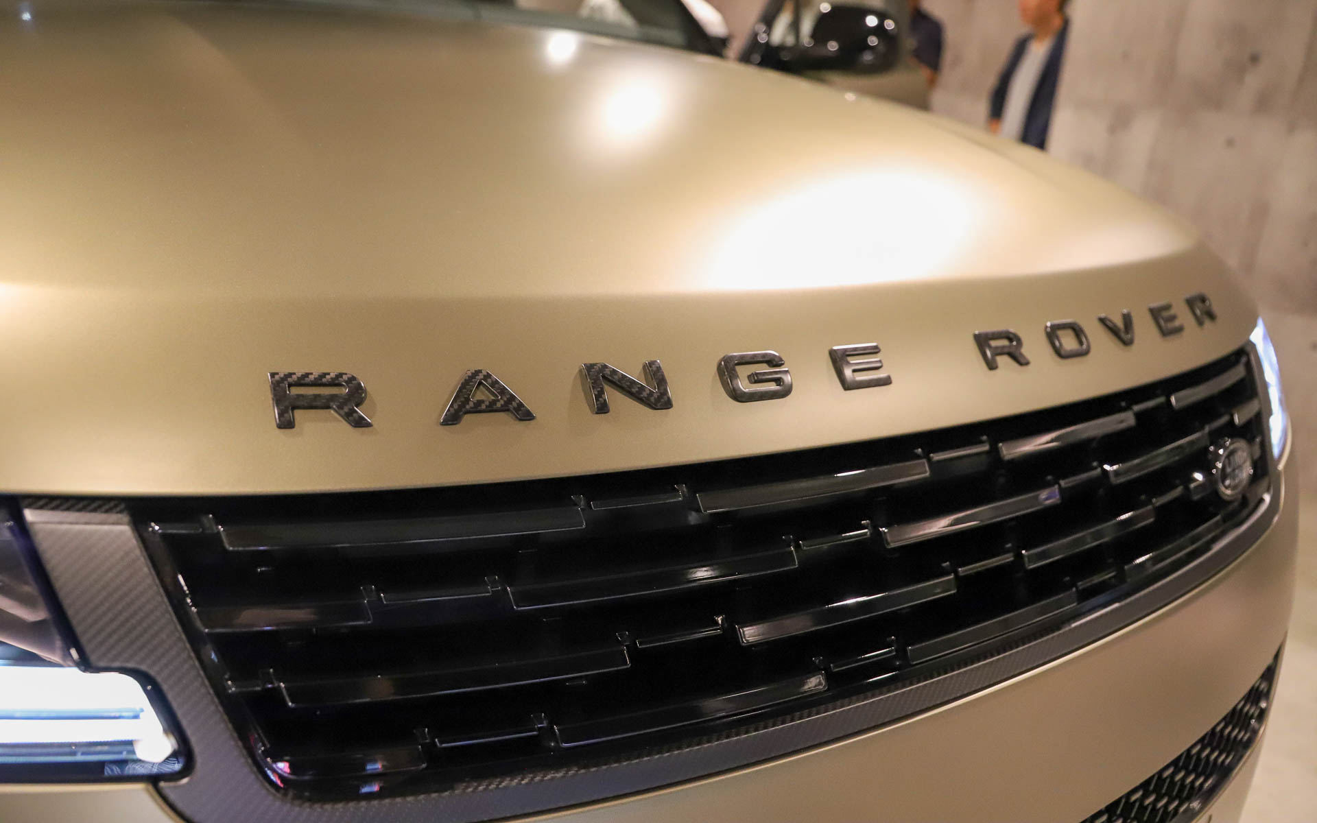 ボディ各所にカーボンパーツを採用