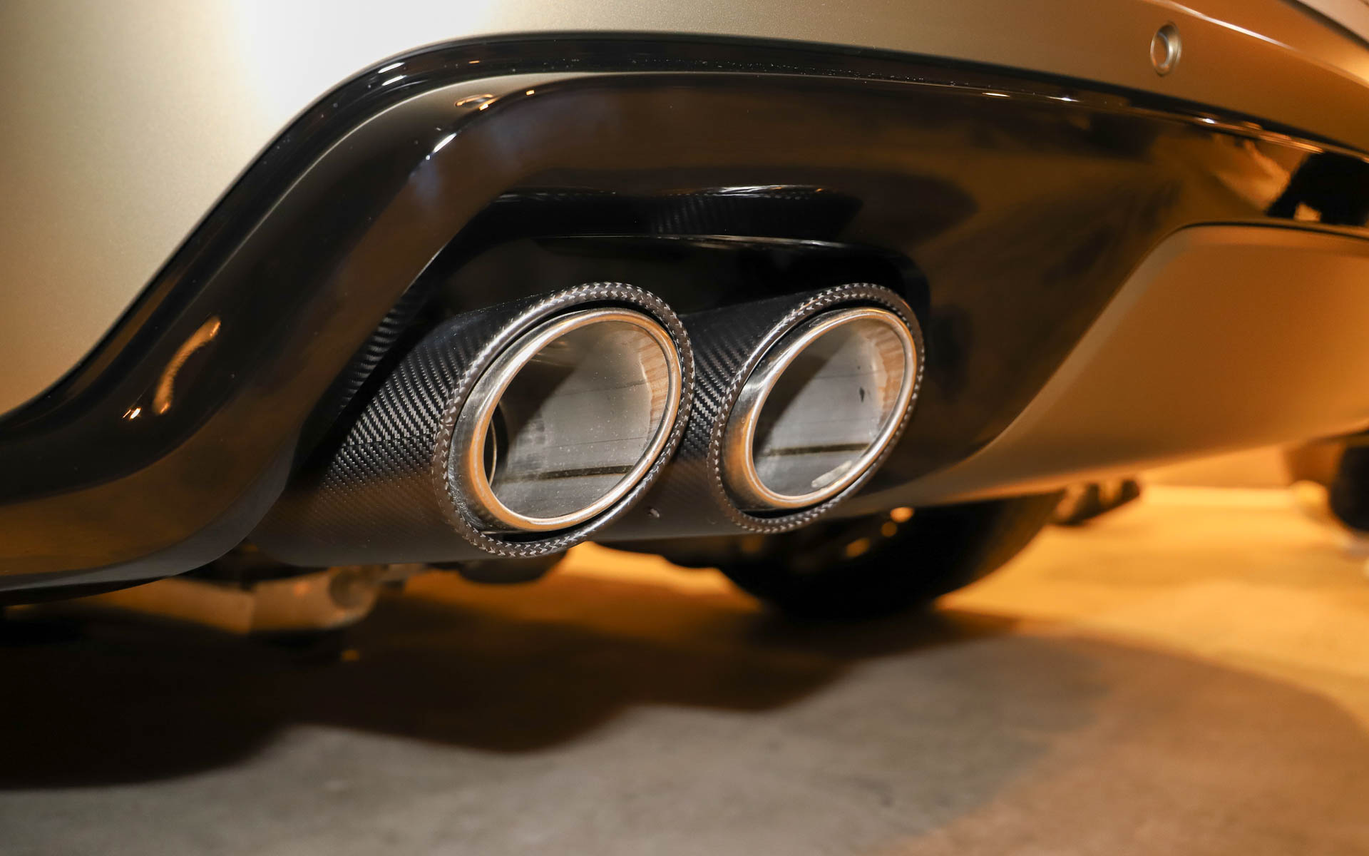 ボディ各所にカーボンパーツを採用