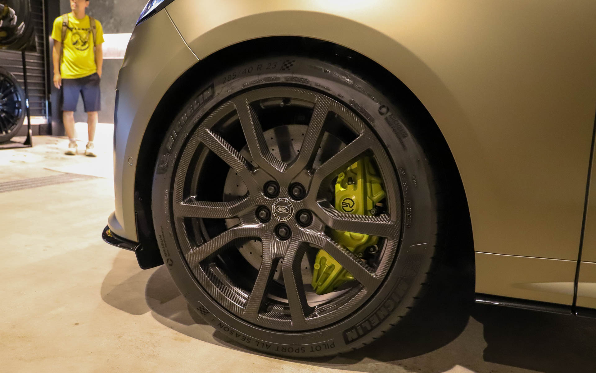 ボディ各所にカーボンパーツを採用