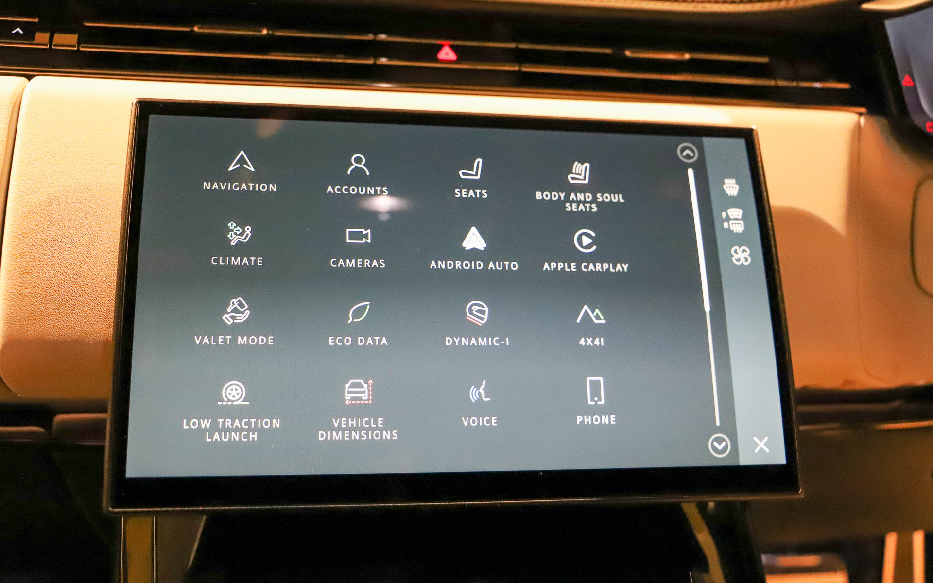 ボディ＆ソウルシートの設定は中央の13.1インチタッチスクリーンで行なう