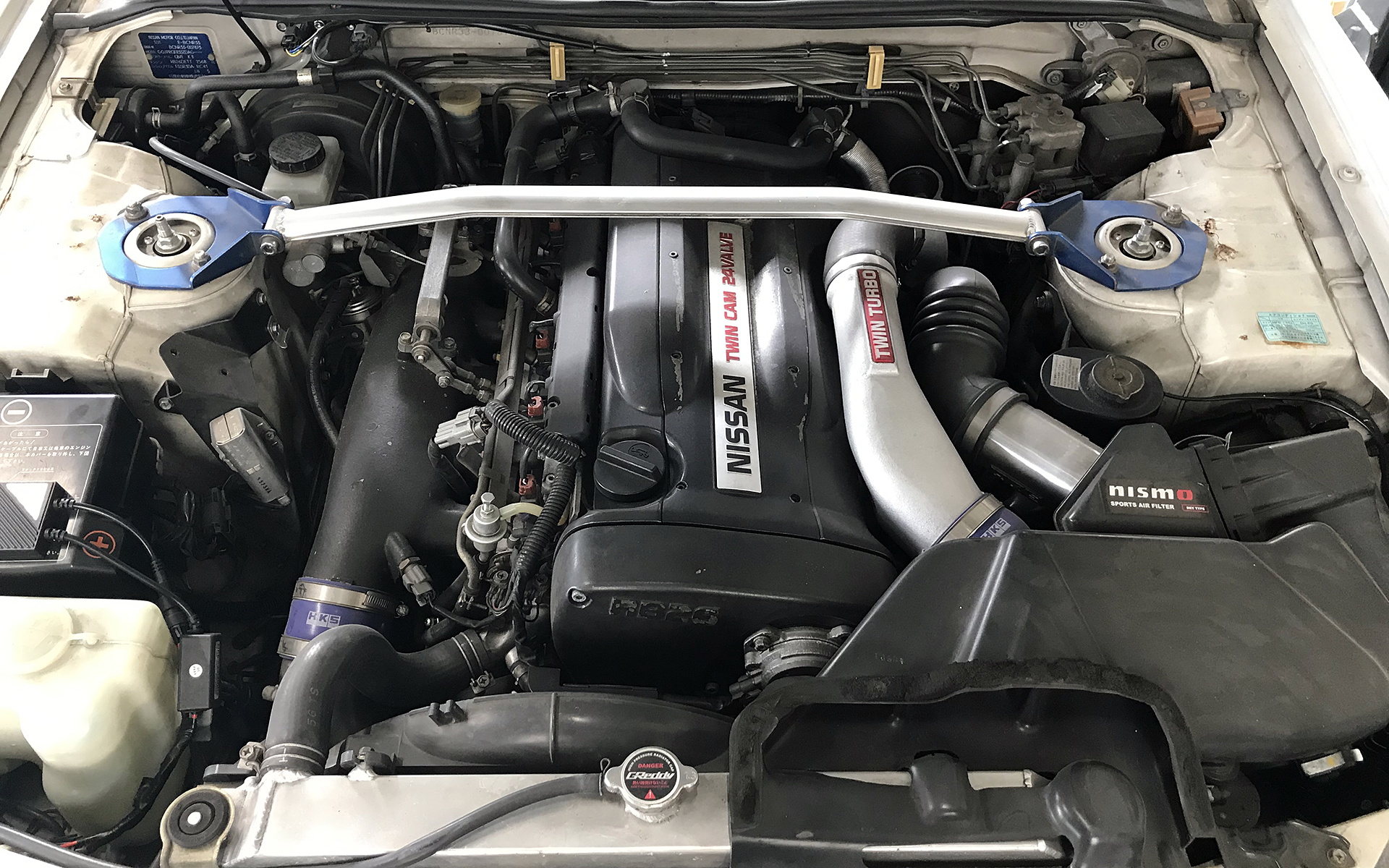 わが愛機のエンジン。ヘッドカバー、サージタンクなどの塗装はまだ見られる範疇ですが、ひそかに結晶塗装の濃紺にしたいとか思ったりしております