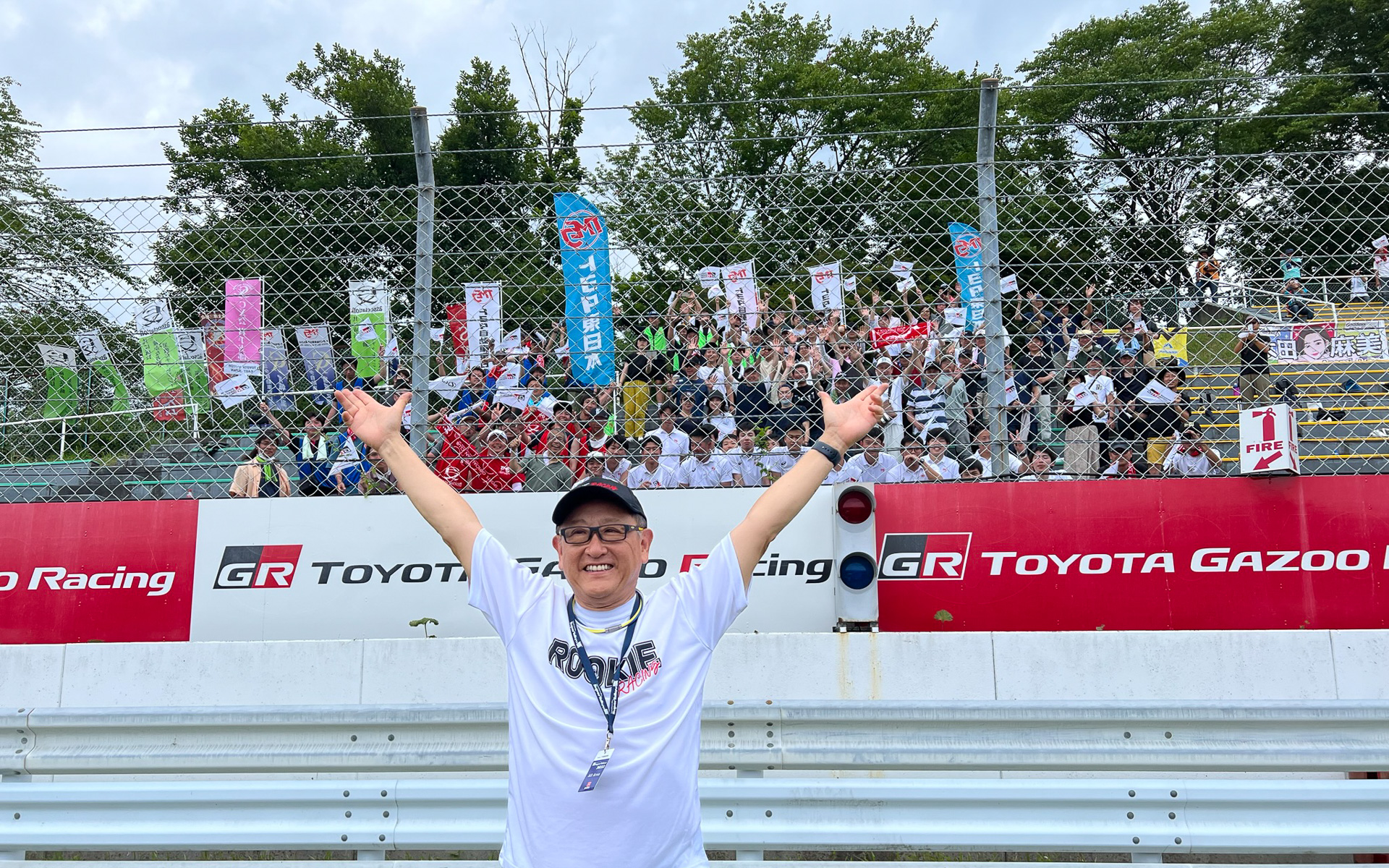 7月に開催されたスーパー耐久SUGOに参戦したモリゾウ選手（豊田章男会長）に旗を振るトヨタ自動車東日本の応援スタッフ