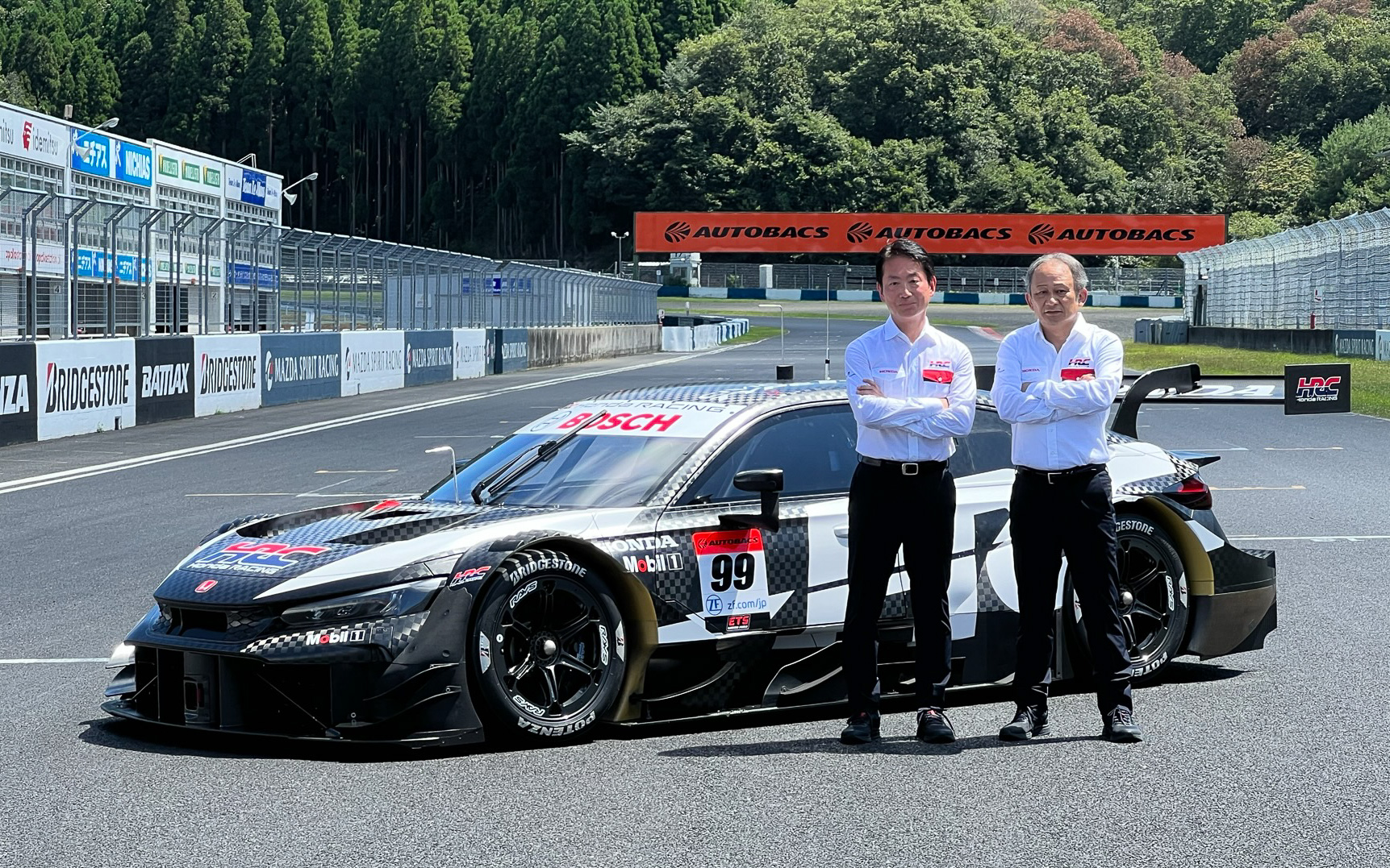 株式会社ホンダ・レーシング 代表取締役社長 渡辺康治氏（左）と同 HRC Sakura LPL チーフエンジニア 佐伯昌浩氏（右）