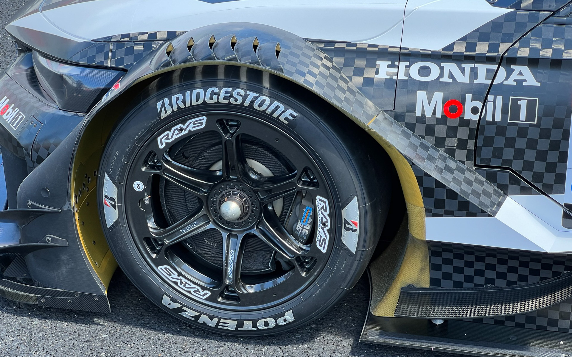 フロントフェンダーまわり。タイヤまわりの圧力を後ろへ抜こうという意思がうかがえる