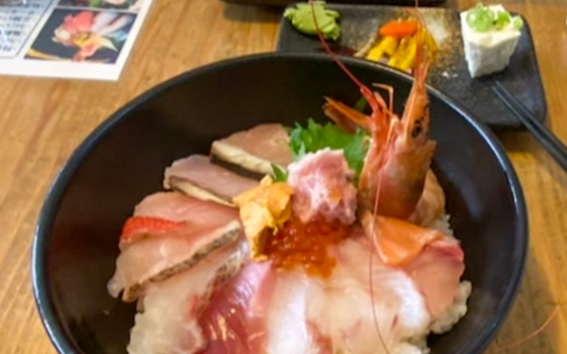 静岡の沼津港で飲食店街にある「いなろ食堂」の海鮮丼。その日の仕入れに応じて、おすすめのメニューが変わるそうですが、この日は14種類もの海鮮がズラリとのっていました