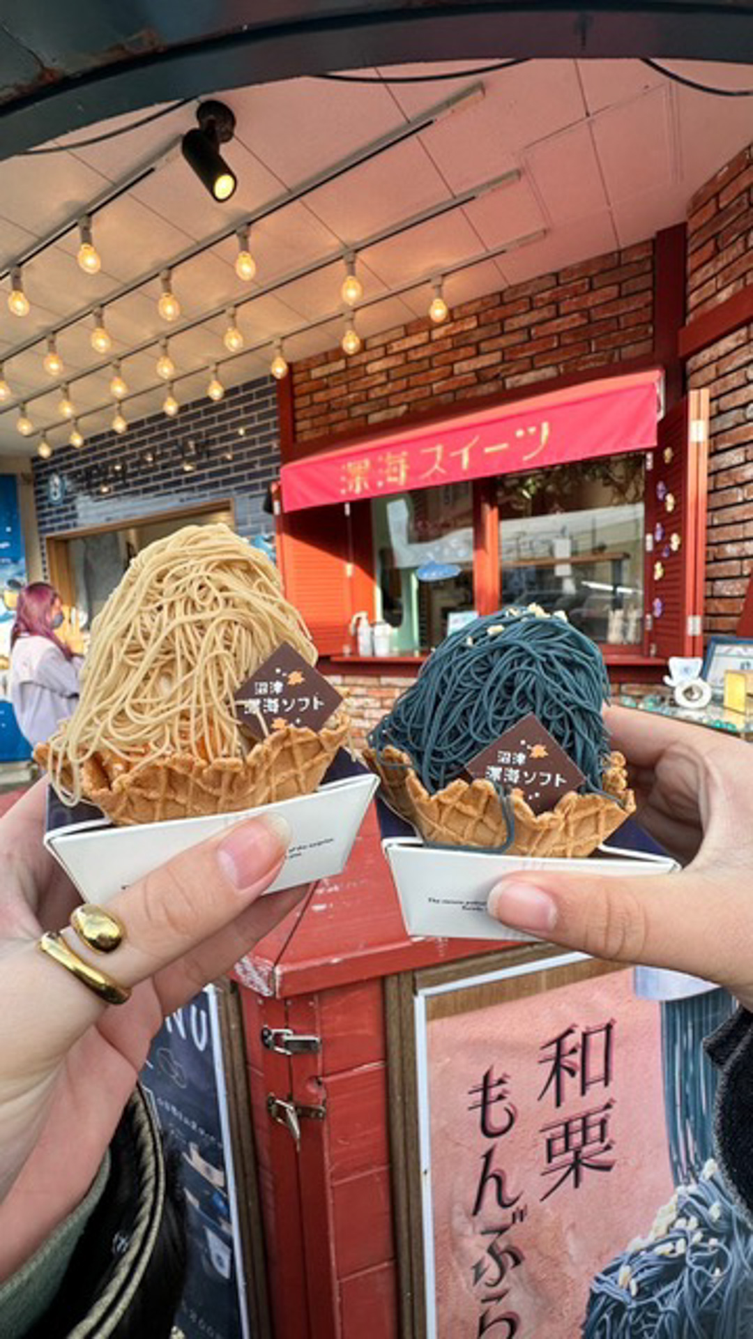 初めて見たらギョッとしてしまう、深海をモチーフにした青いスイーツたち。プリンにモンブラン、ソフトクリームもあって、映えますね