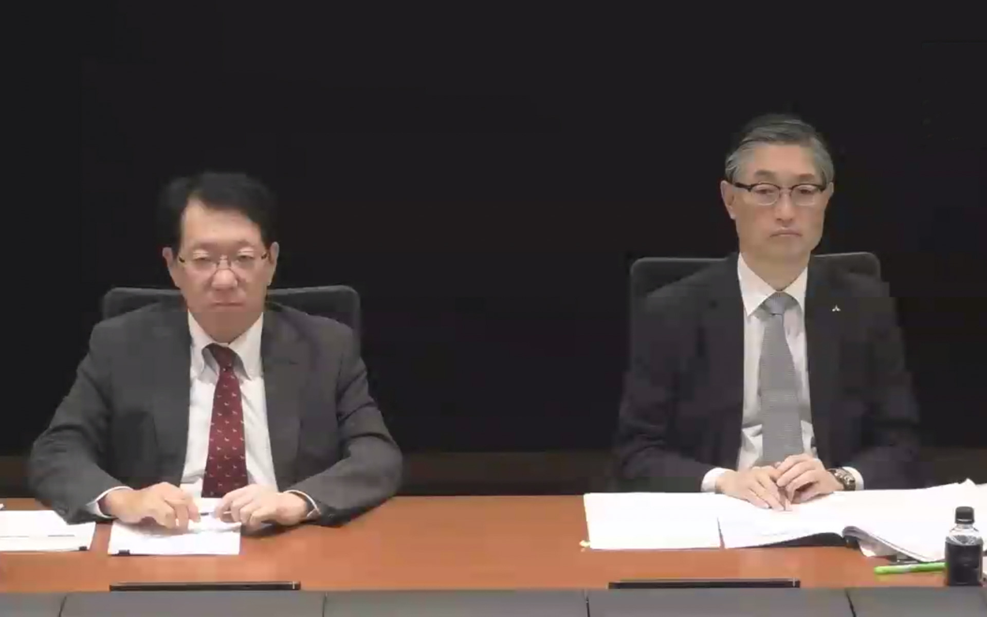 三菱自動車工業株式会社 代表執行役社長兼最高経営責任者の加藤隆雄氏（左）と代表執行役副社長（CFO）の松岡健太郎氏（右）