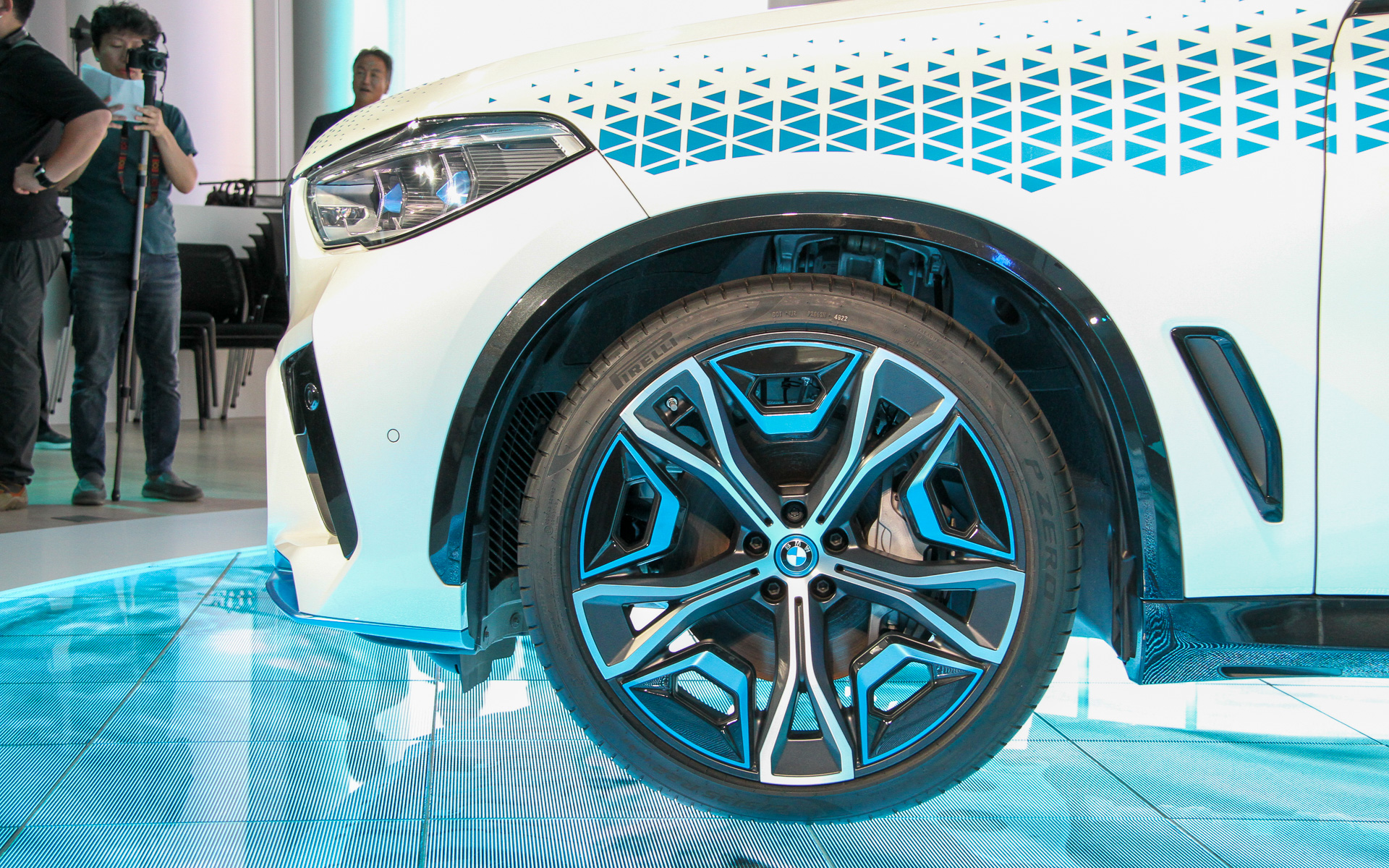 iX5 ハイドロジェン。基本はX5だがパワートレーンは異なる。タイヤはサステナブルラバーを採用するピレリ製を履く