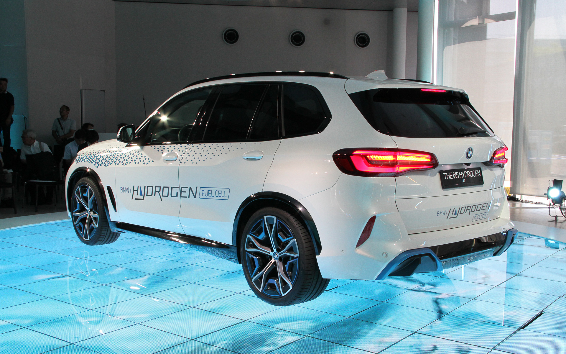 iX5 ハイドロジェン。基本はX5だがパワートレーンは異なる。タイヤはサステナブルラバーを採用するピレリ製を履く