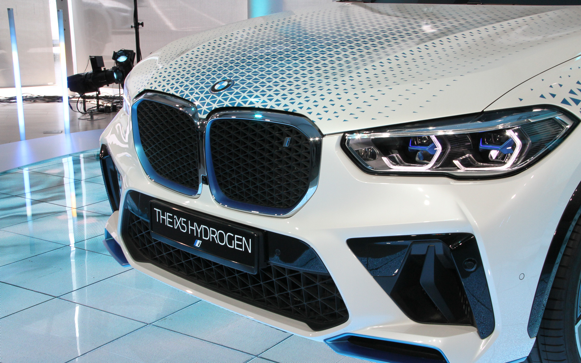 iX5 ハイドロジェン。基本はX5だがパワートレーンは異なる。タイヤはサステナブルラバーを採用するピレリ製を履く