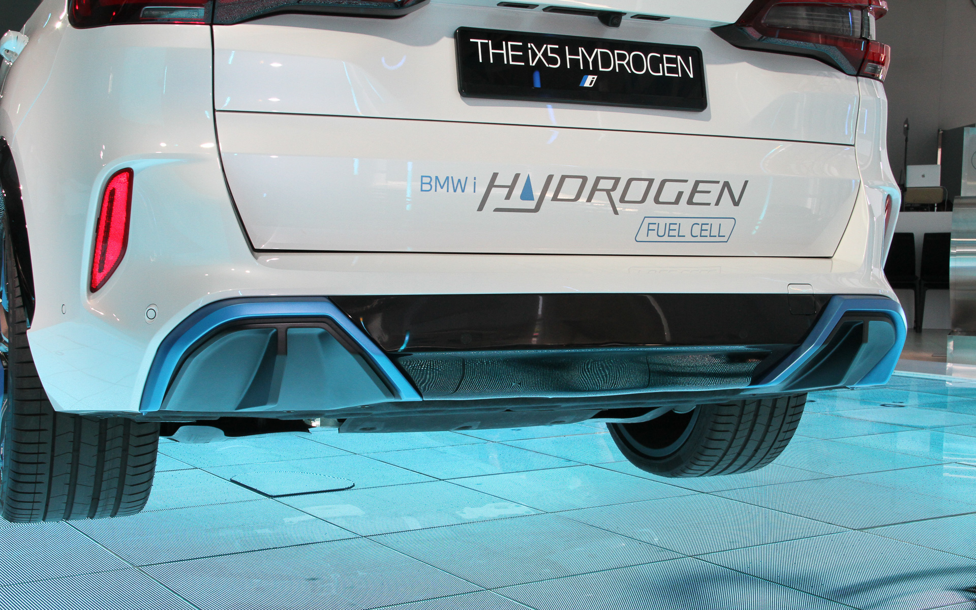 iX5 ハイドロジェン。基本はX5だがパワートレーンは異なる。タイヤはサステナブルラバーを採用するピレリ製を履く