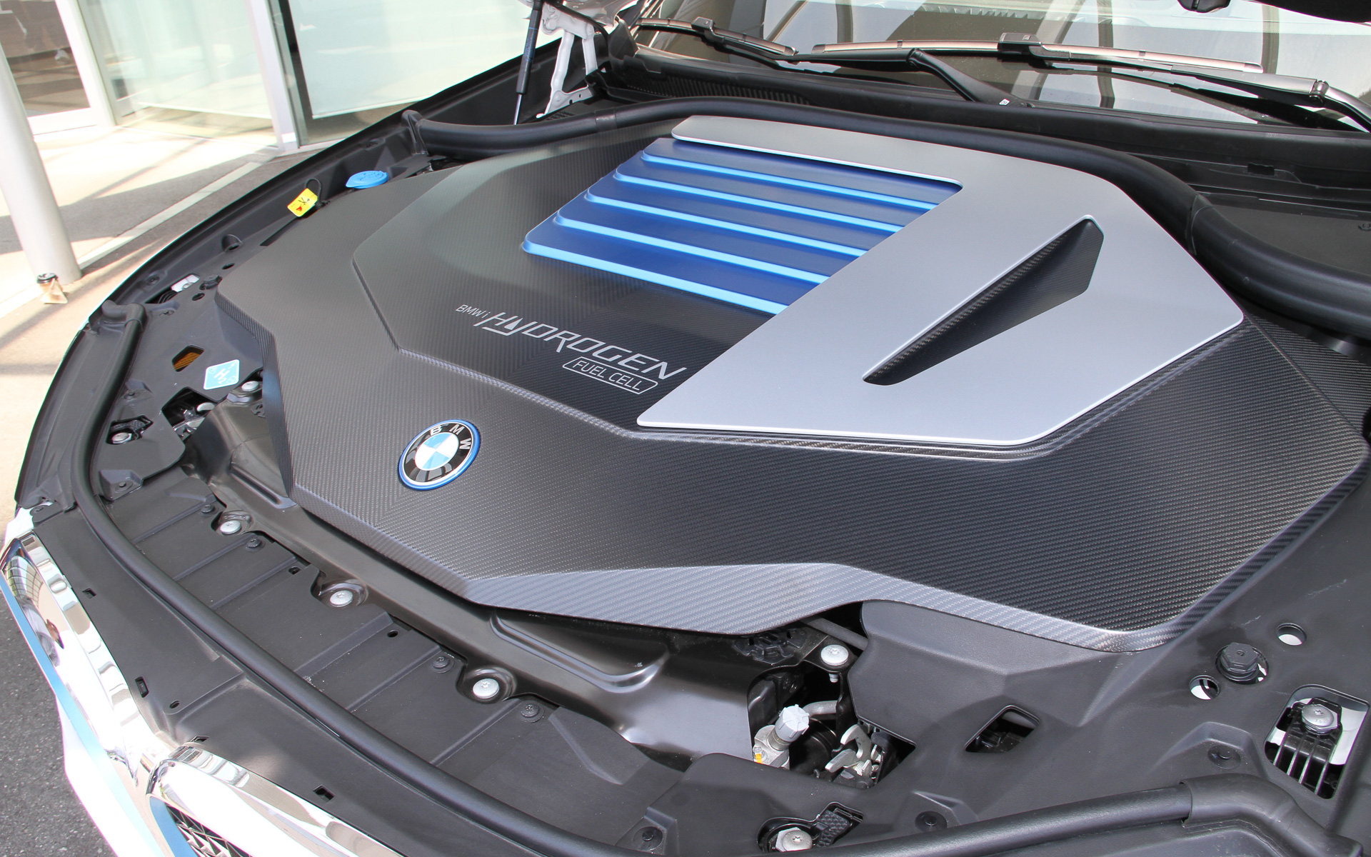 iX5 ハイドロジェン。基本はX5だがパワートレーンは異なる。タイヤはサステナブルラバーを採用するピレリ製を履く