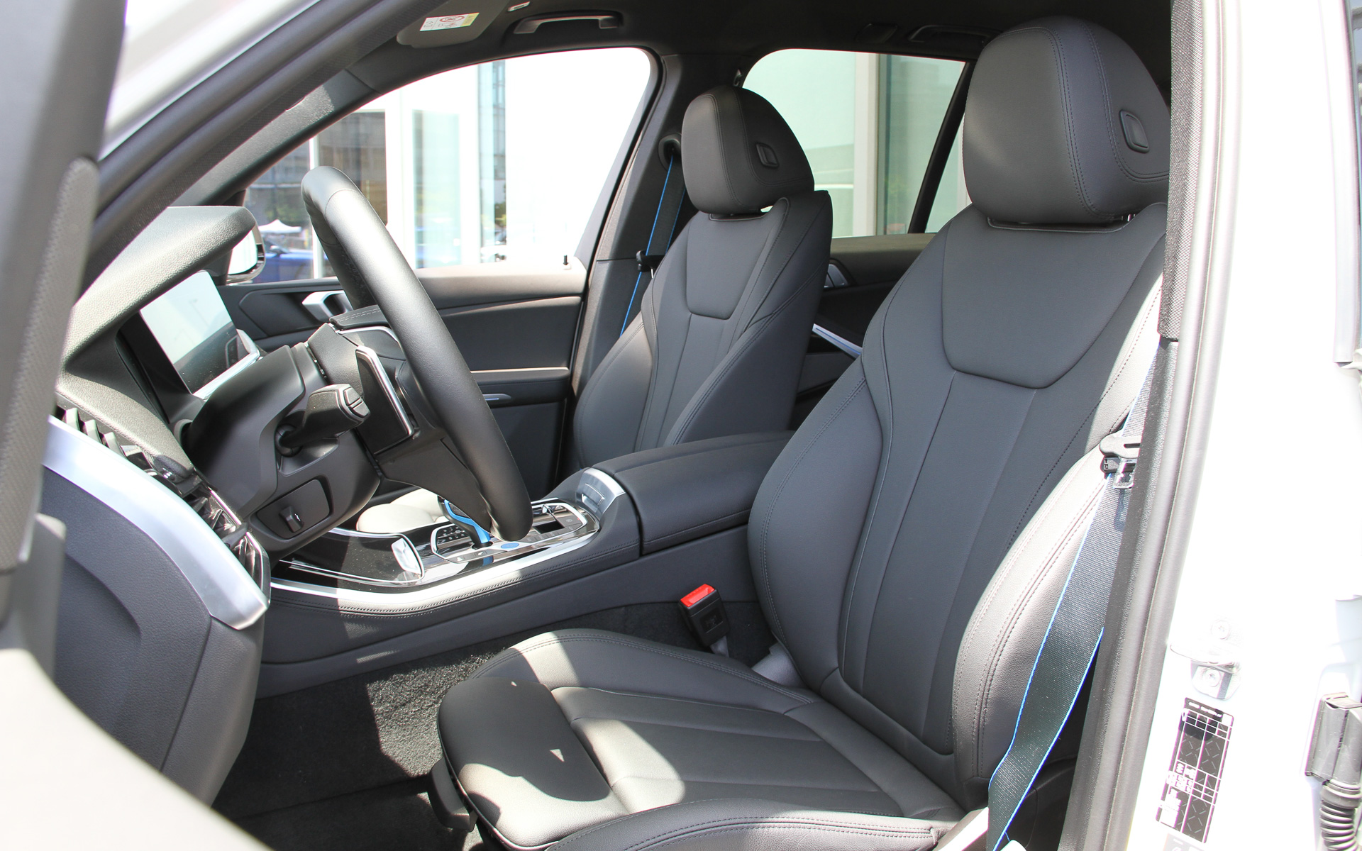 iX5 ハイドロジェン。基本はX5だがパワートレーンは異なる。タイヤはサステナブルラバーを採用するピレリ製を履く