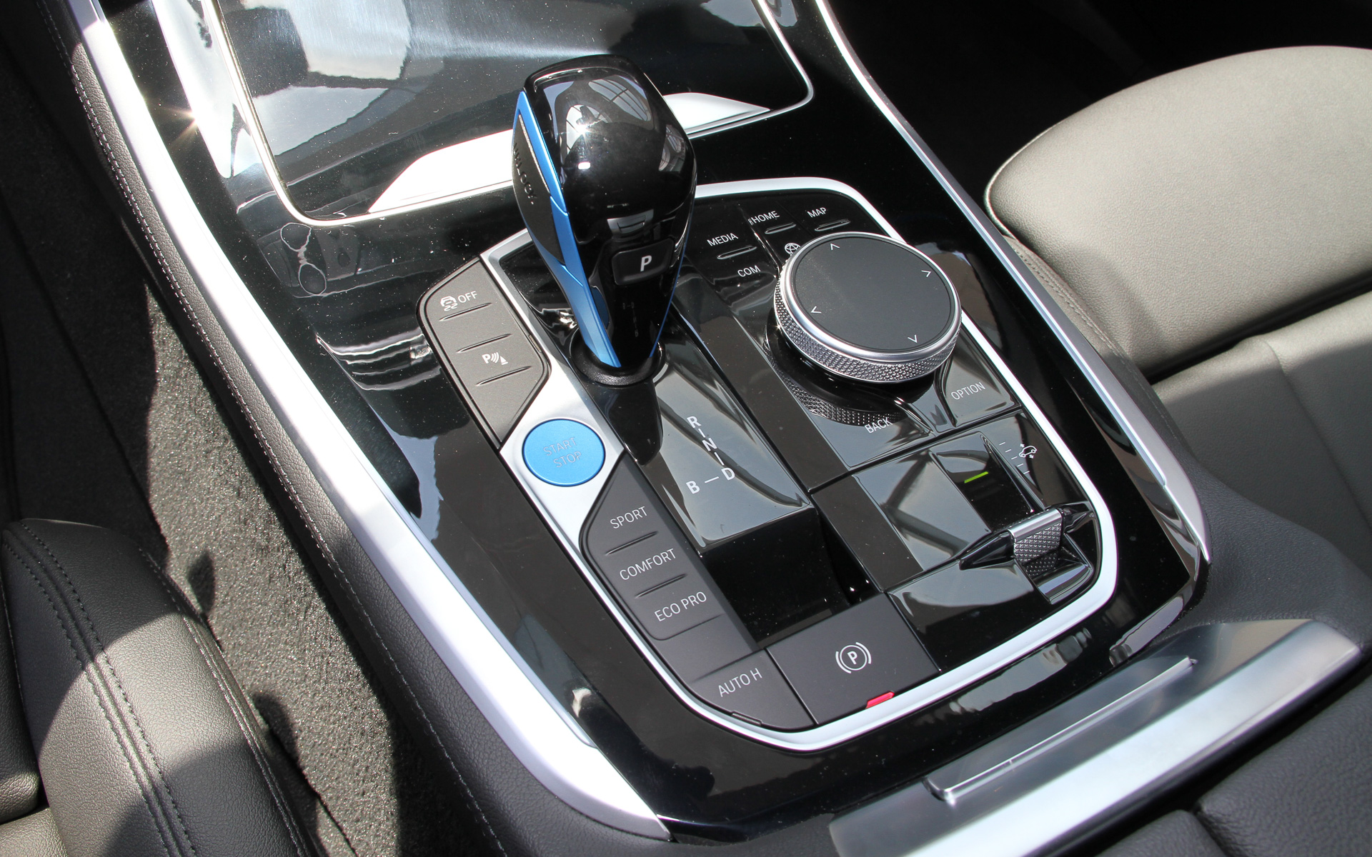 iX5 ハイドロジェン。基本はX5だがパワートレーンは異なる。タイヤはサステナブルラバーを採用するピレリ製を履く