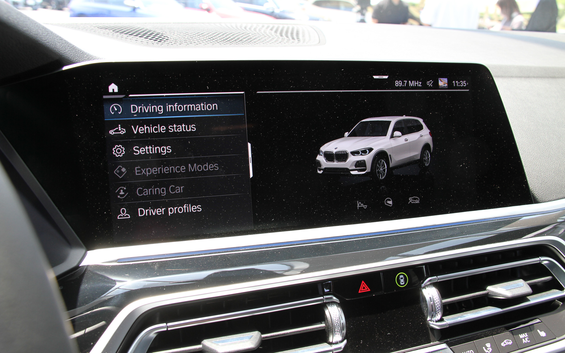 iX5 ハイドロジェン。基本はX5だがパワートレーンは異なる。タイヤはサステナブルラバーを採用するピレリ製を履く