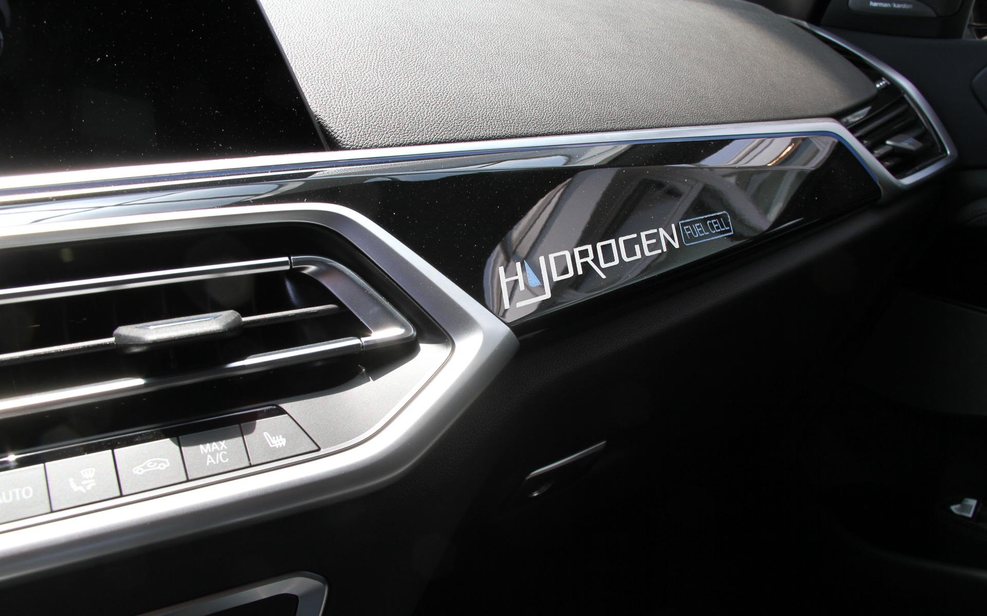 iX5 ハイドロジェン。基本はX5だがパワートレーンは異なる。タイヤはサステナブルラバーを採用するピレリ製を履く