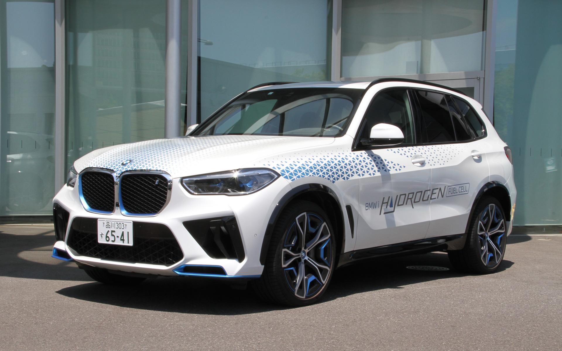 iX5 ハイドロジェン。基本はX5だがパワートレーンは異なる。タイヤはサステナブルラバーを採用するピレリ製を履く