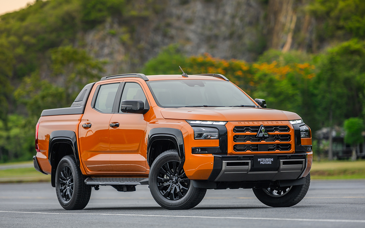 ヤマブキオレンジメタリックカラーの新型トライトン