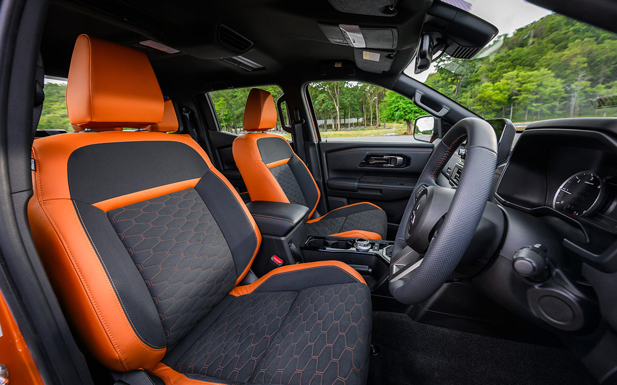 フロントシートは腰まわりをしっかりサポートし、肩付近は動きやすく開放的な形状としてドライバーの疲労を軽減する