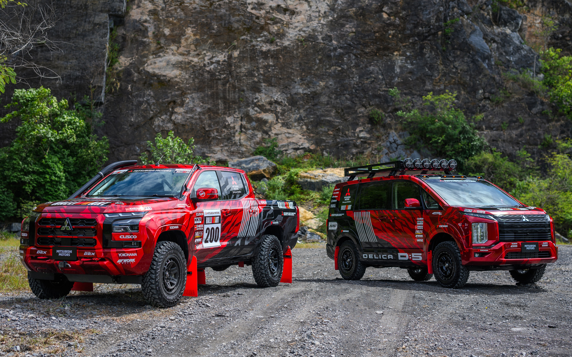 新型「トライトン」をベースにしたラリーカーと増岡総監督用車両