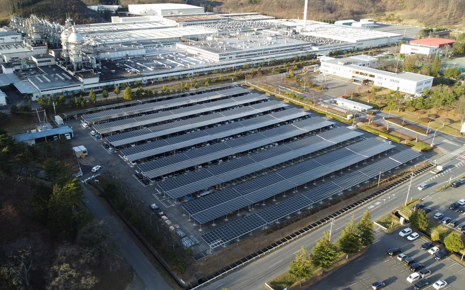 白河工場の従業員用駐車場には太陽光発電パネルが設置されている