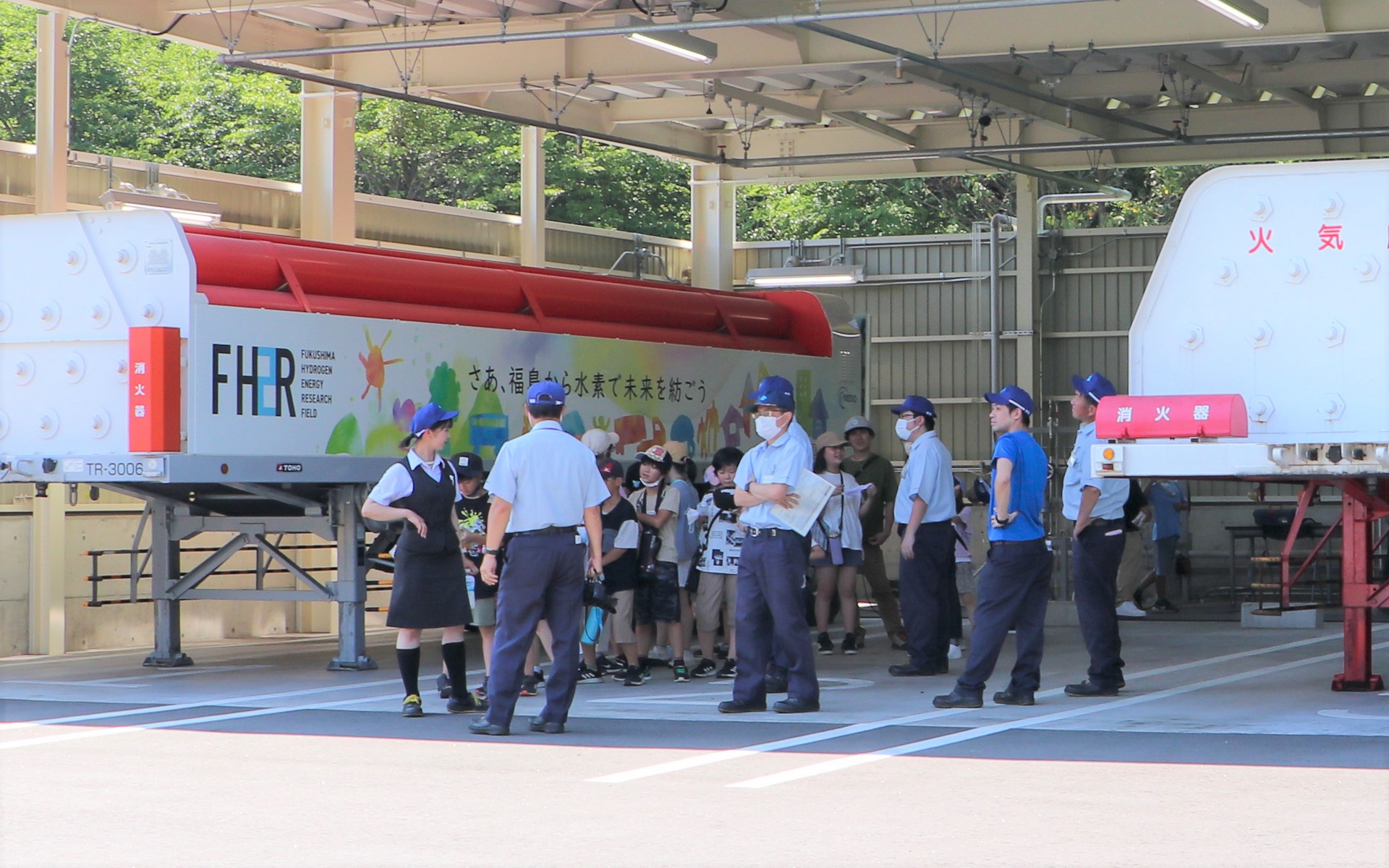 水素トレーラーを見学