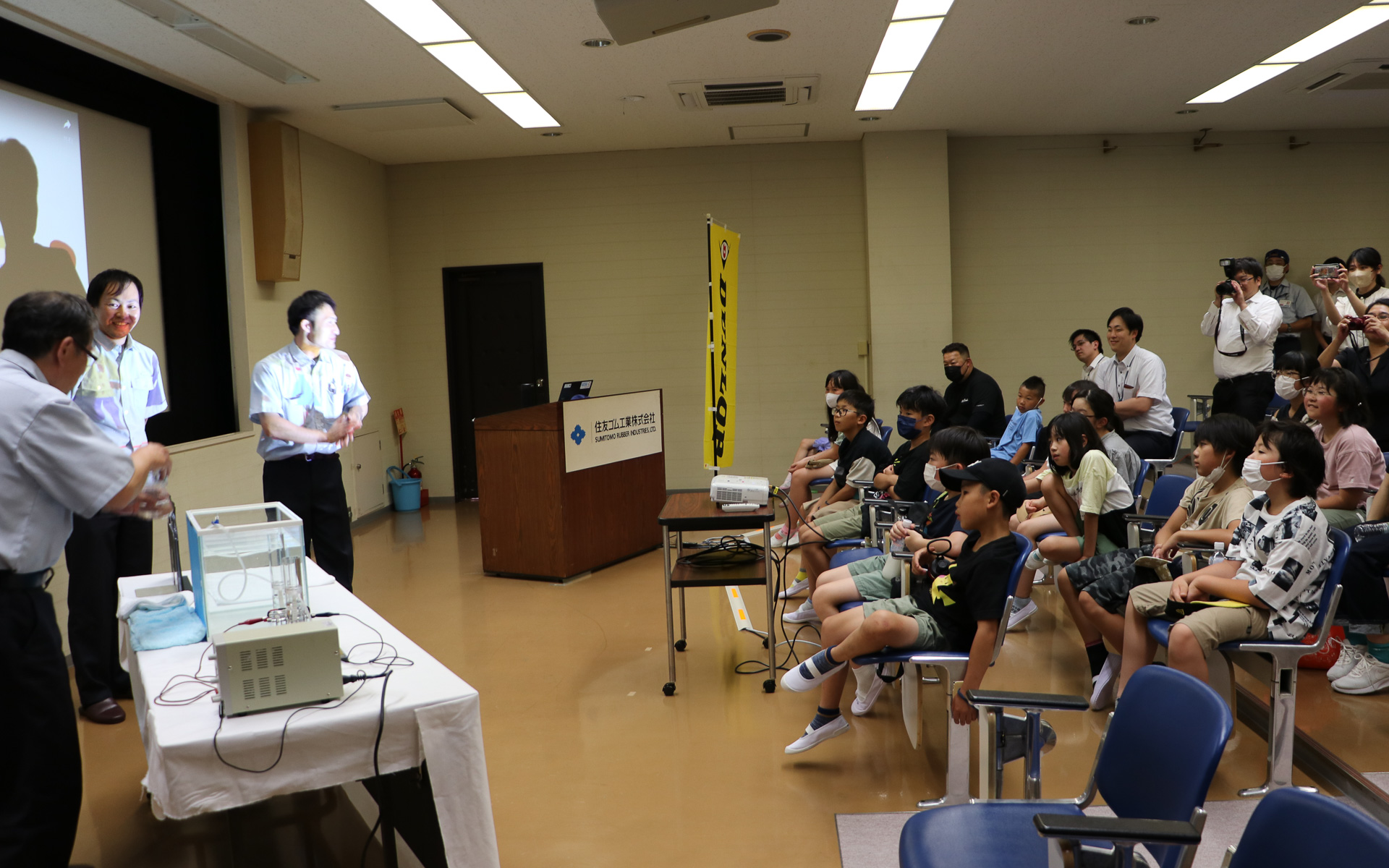 水から水素を作り、実際に火をつけて燃える様子を見学した