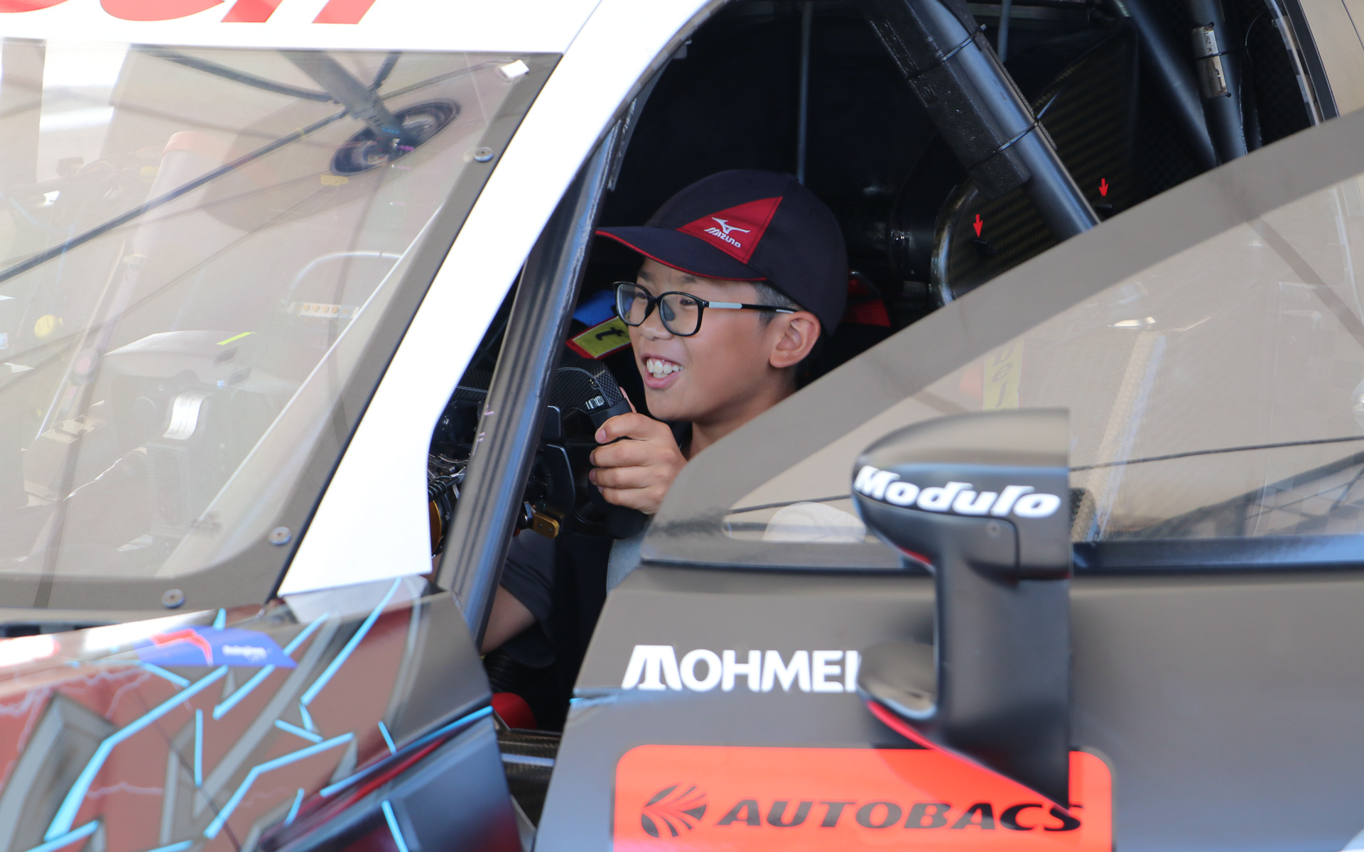 みんな楽しそうにステアリングを握っていた