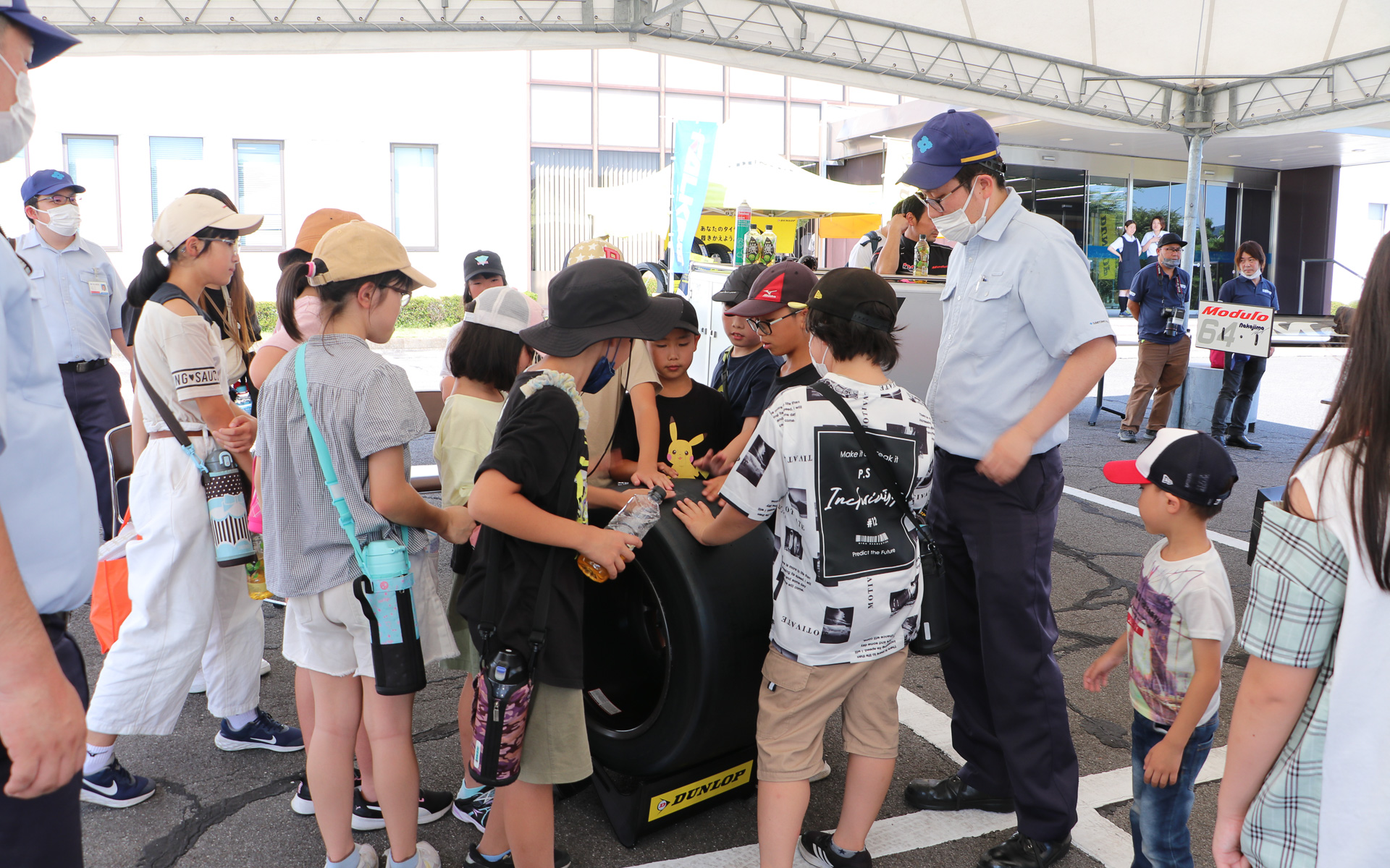 子供たちは溝のない「スリックタイヤ」を不思議そうに触っていた