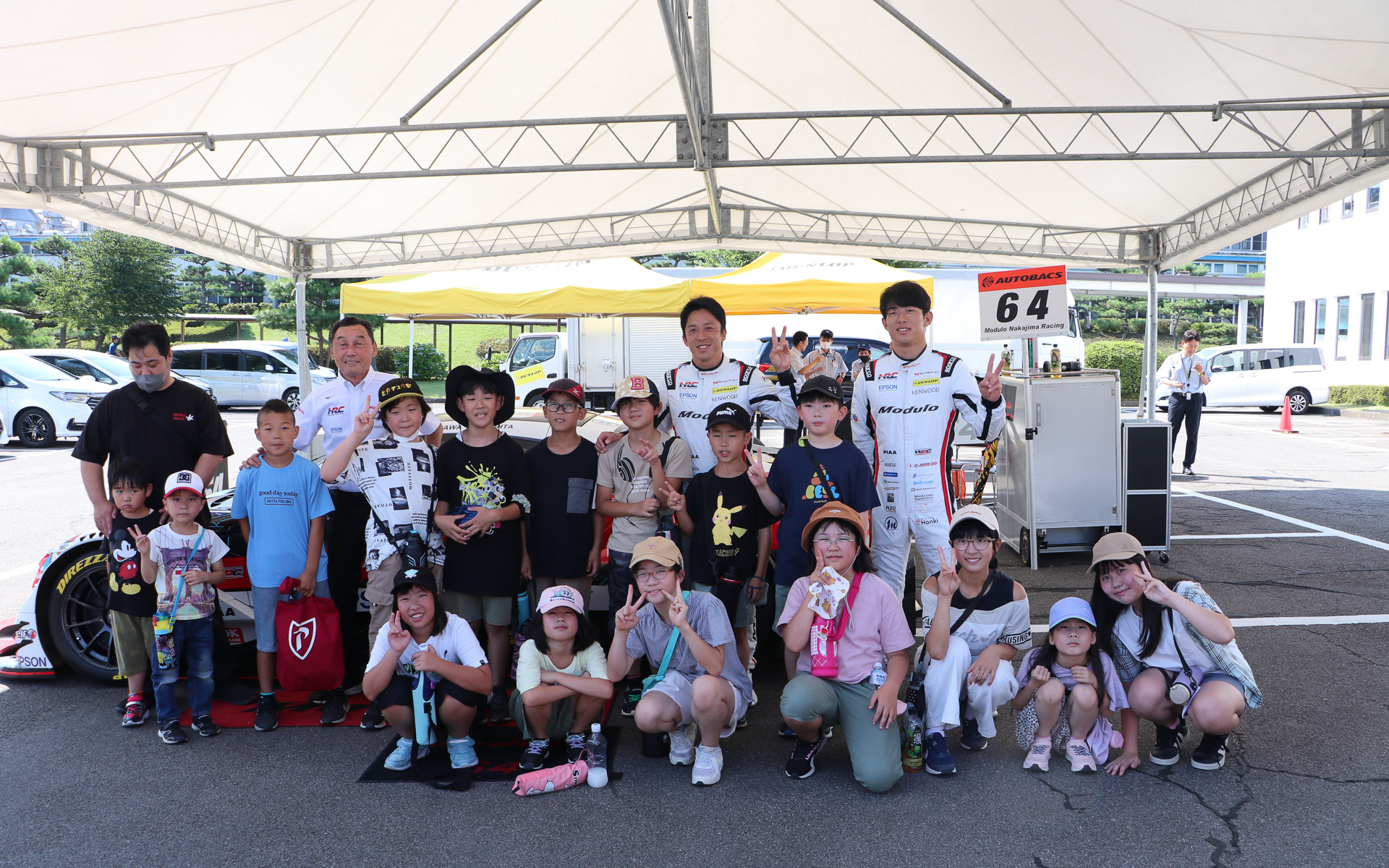 中嶋監督、伊沢選手、太田選手と近隣の子供たちで記念撮影を実施