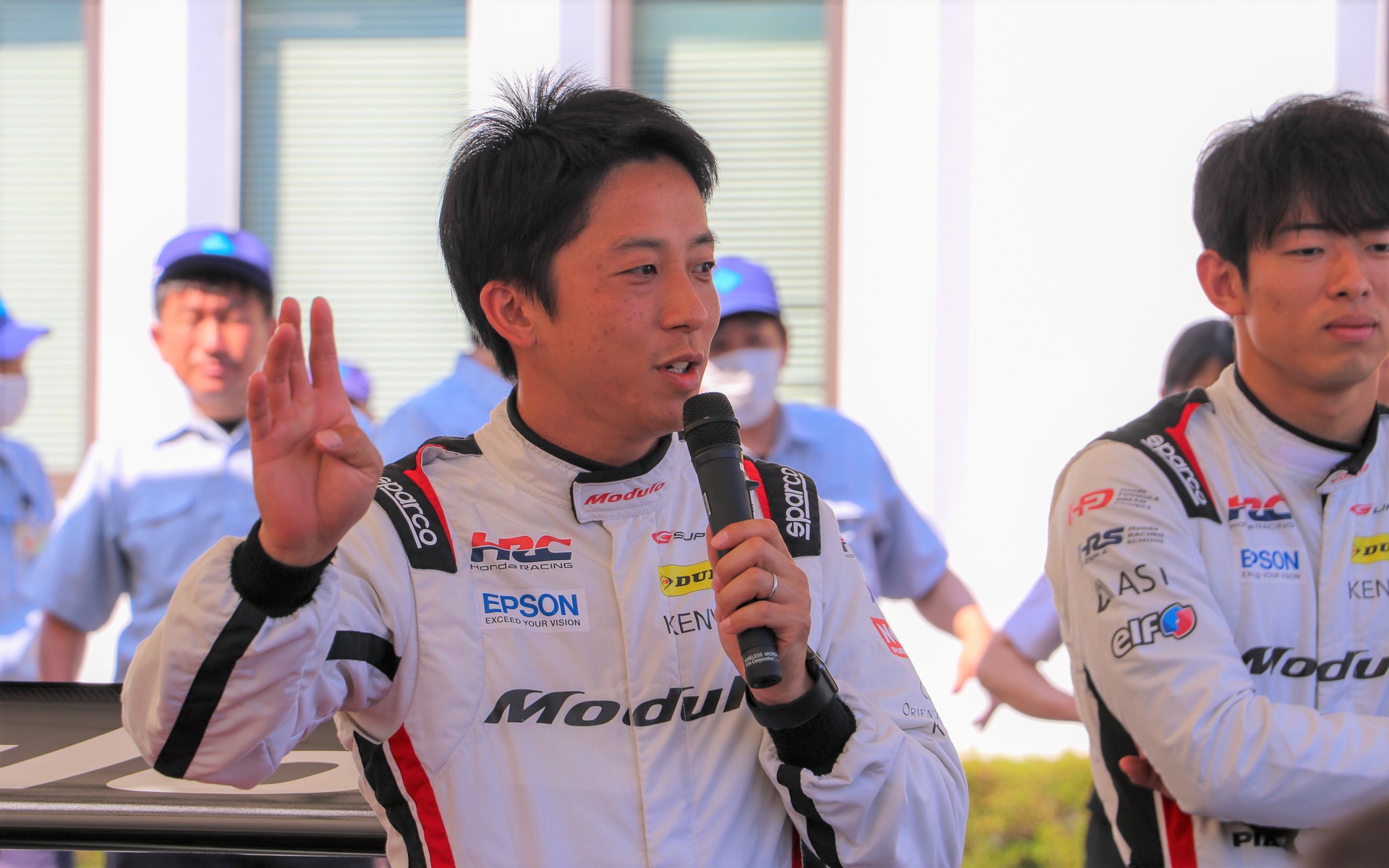 レーシングカーを紹介する伊沢拓也選手