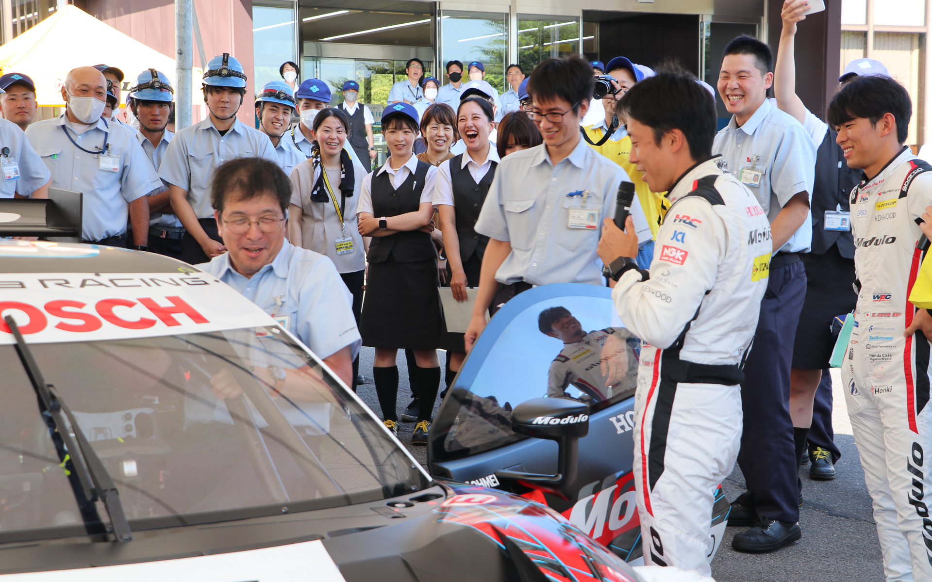 工場長ら3人で乗り込み対決を実施。見ていた従業員は大盛り上がり