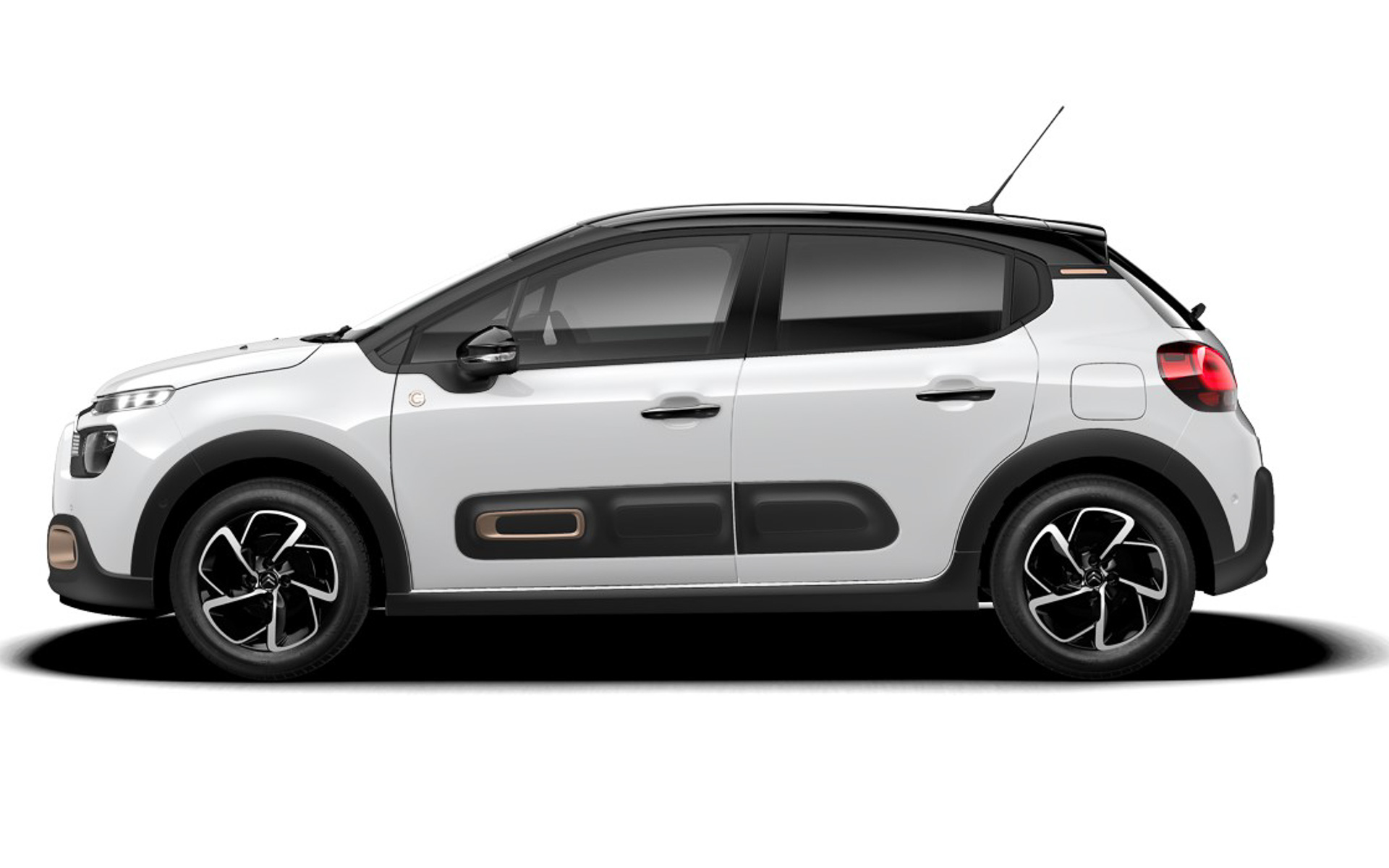 フロントのフォグランプベゼルとボディサイドエアバンプのアクセントカラーにゴールドを採用するほか、ドアミラー下に専用の「C-Seriesバッヂ」を装着